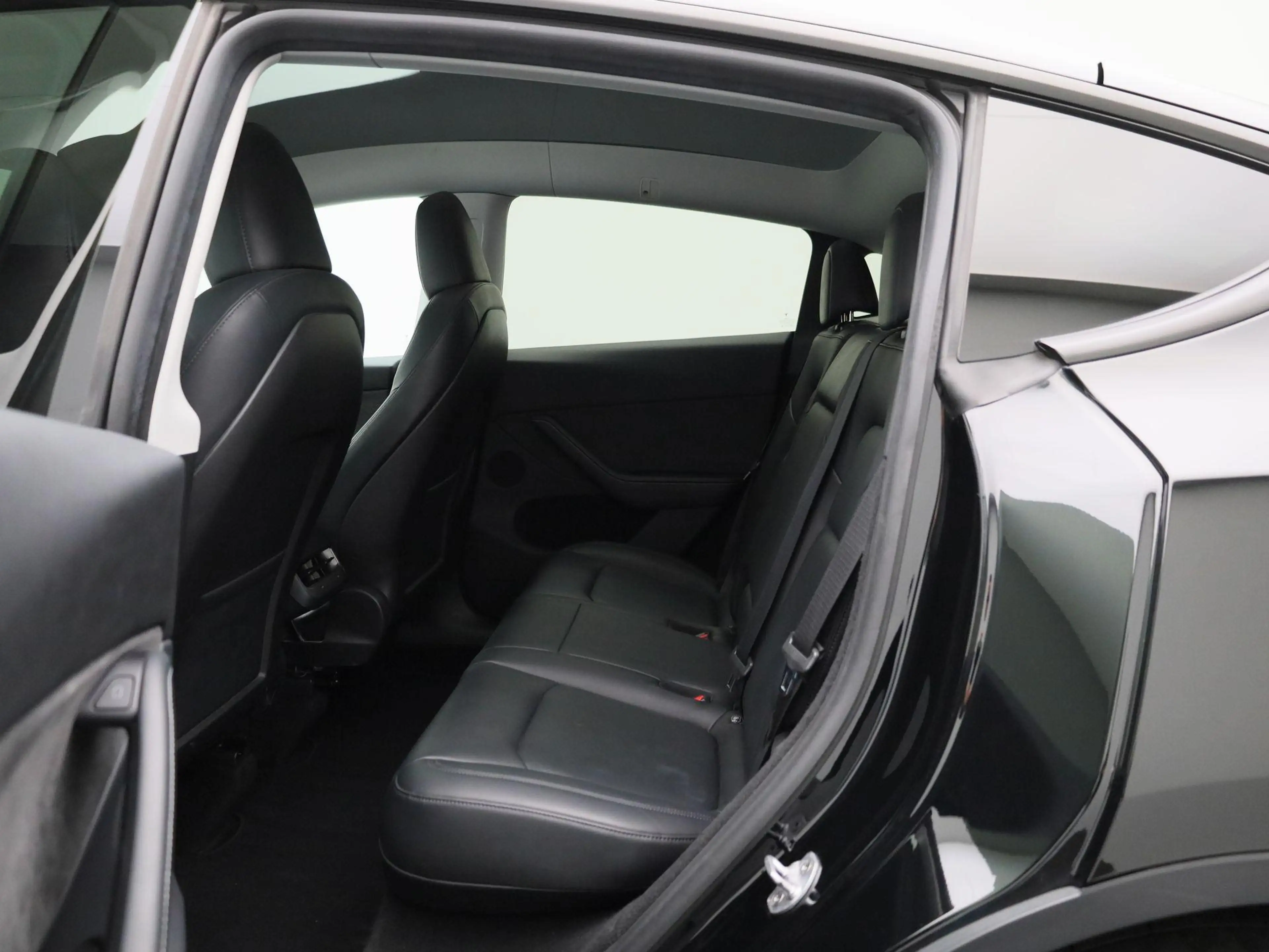 Tesla Model Y Long Range Dual Motor AWD — photo 10