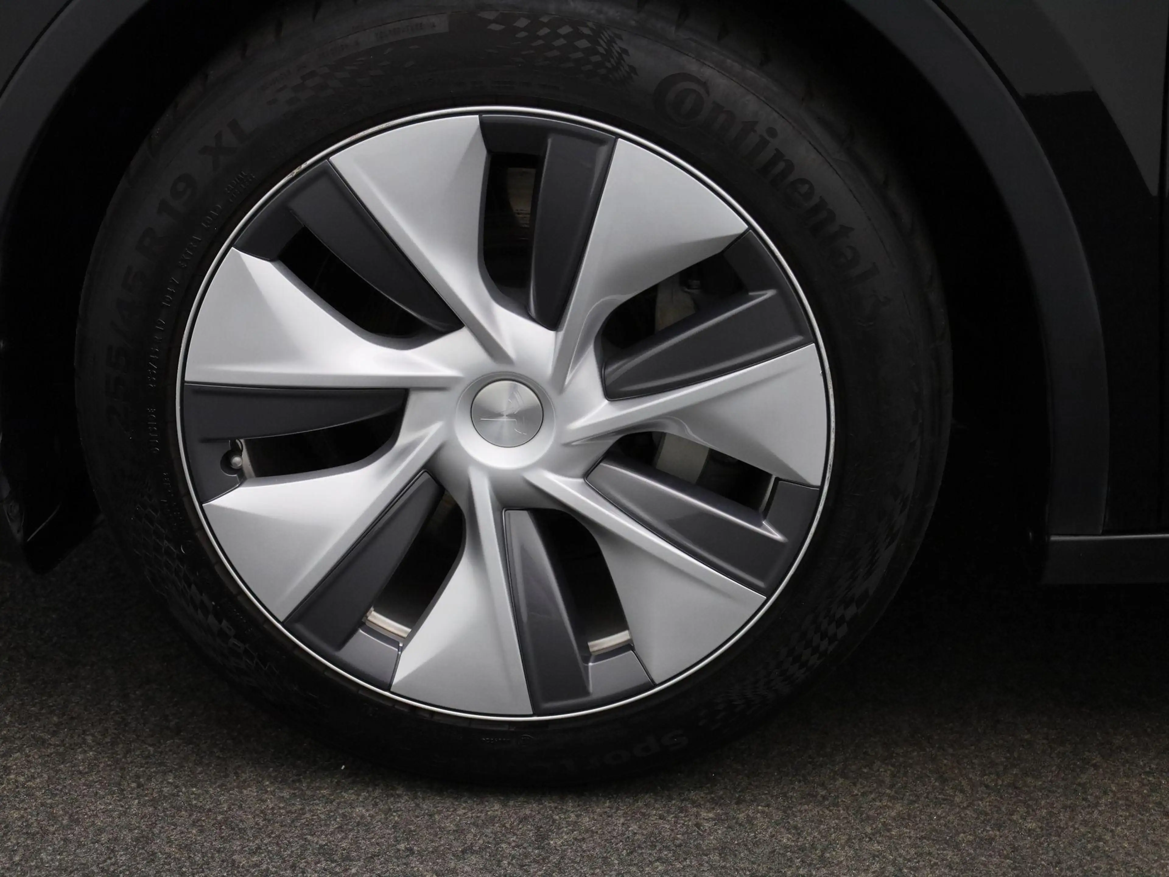 Tesla Model Y Long Range Dual Motor AWD — photo 15