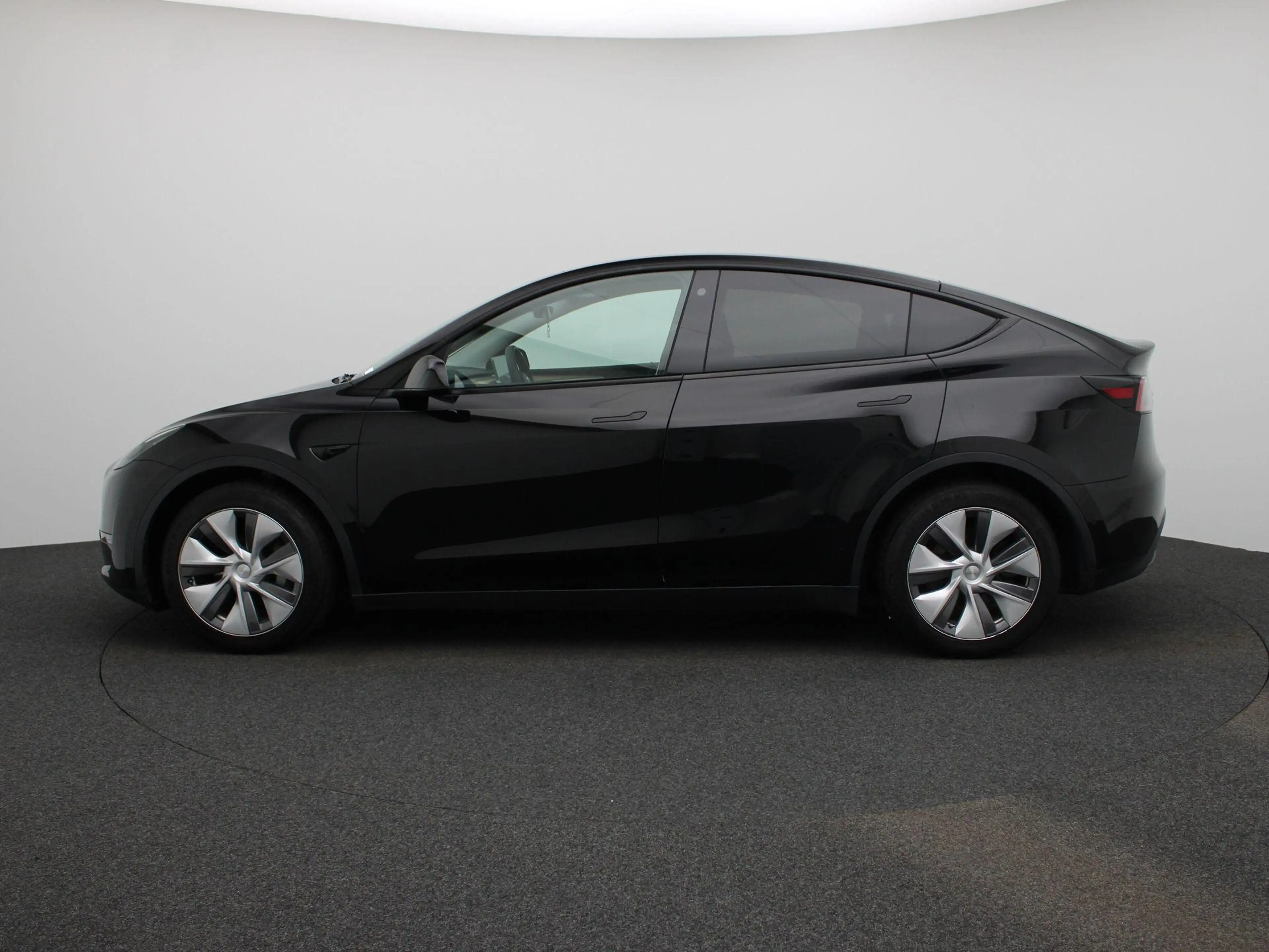 Tesla Model Y Long Range Dual Motor AWD — photo 4