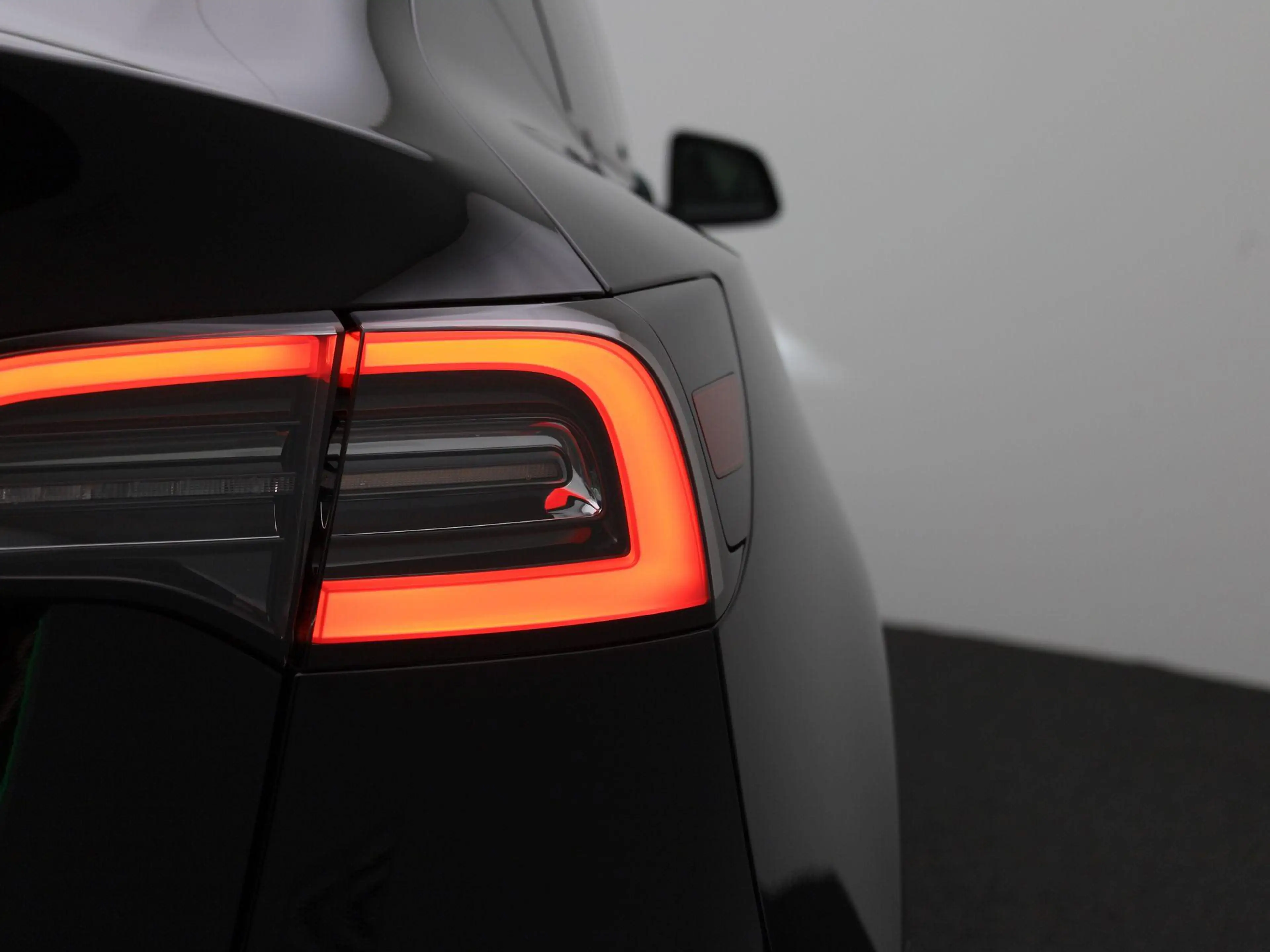 Tesla Model Y Long Range Dual Motor AWD — photo 38