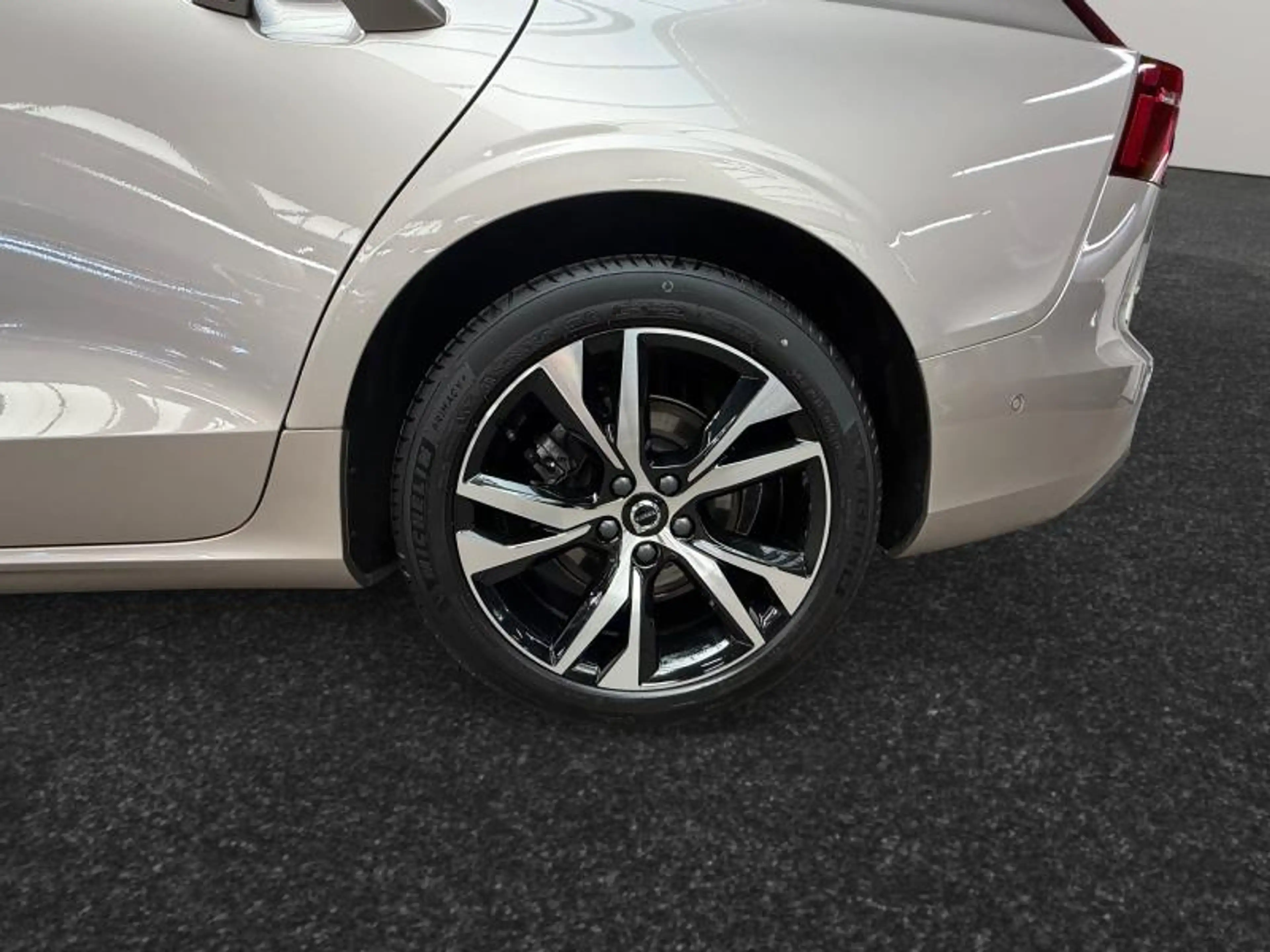 Volvo V60 B4 Plus Dark / Essence 2026 — photo 14