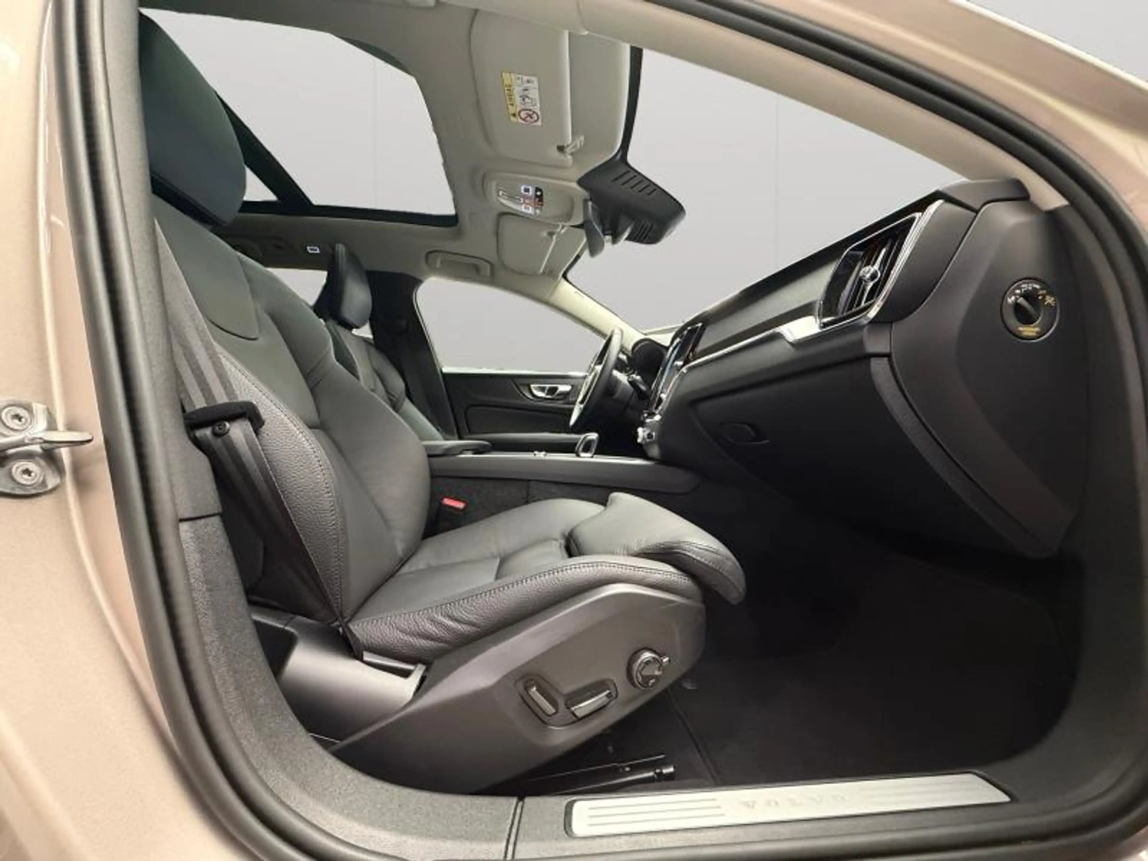 Volvo V60 B4 Plus Dark / Essence 2026 — photo 15