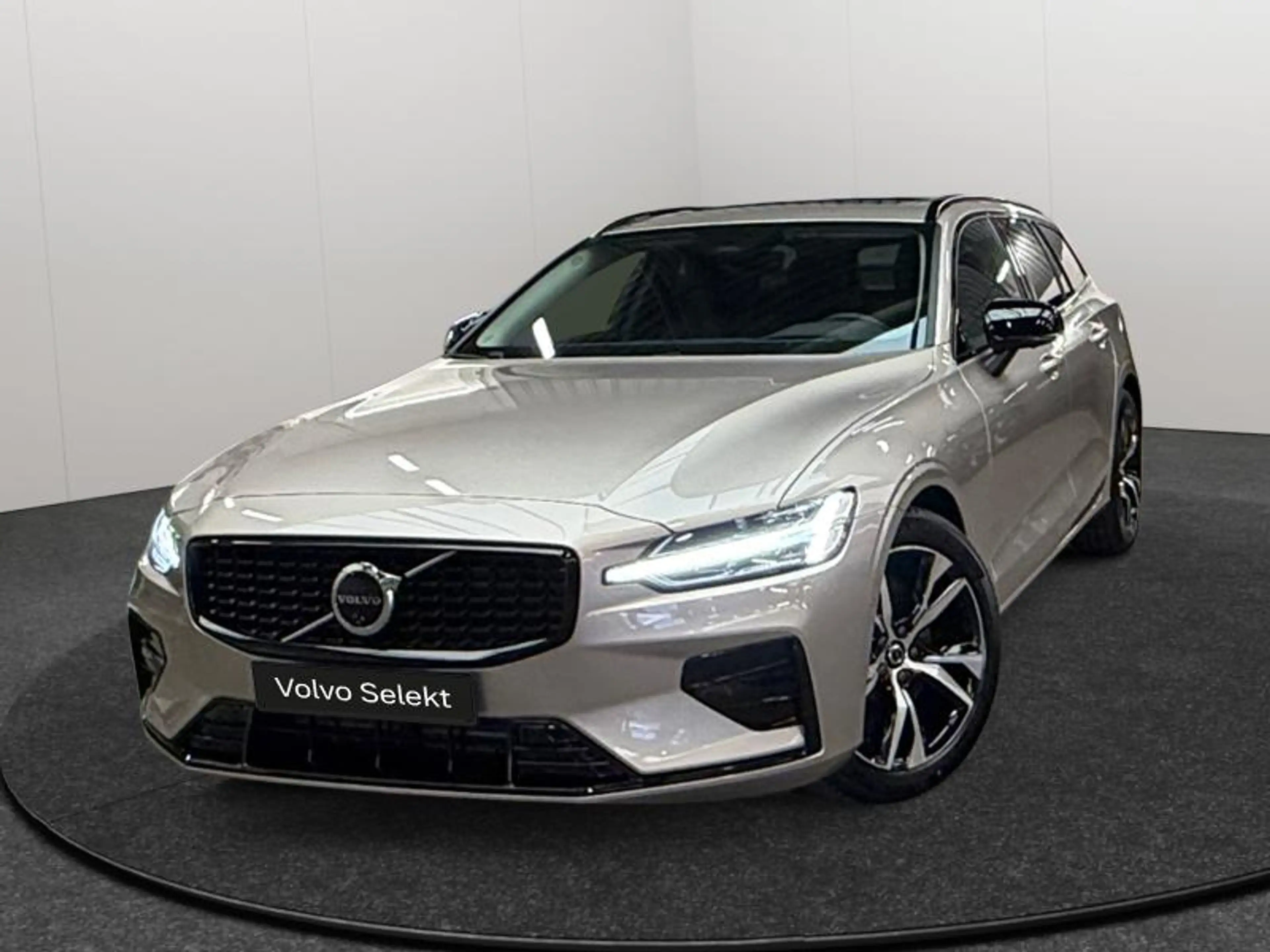 Volvo V60 B4 Plus Dark / Essence 2026