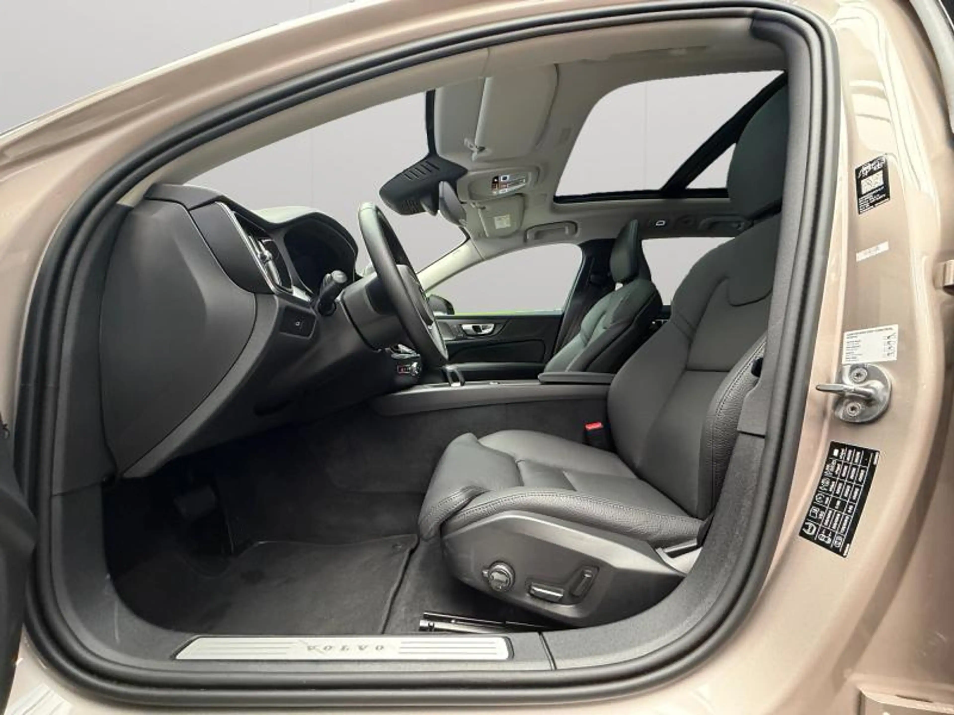Volvo V60 B4 Plus Dark / Essence 2026 — photo 9