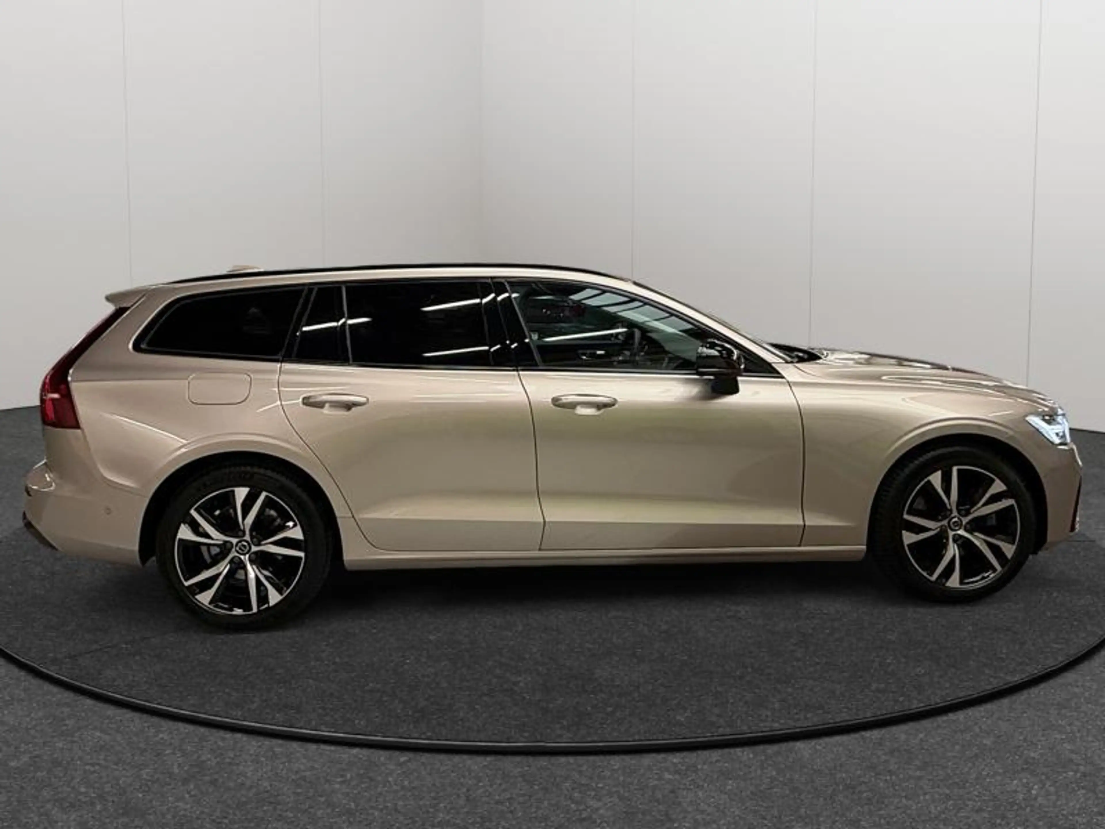 Volvo V60 B4 Plus Dark / Essence 2026 — photo 6