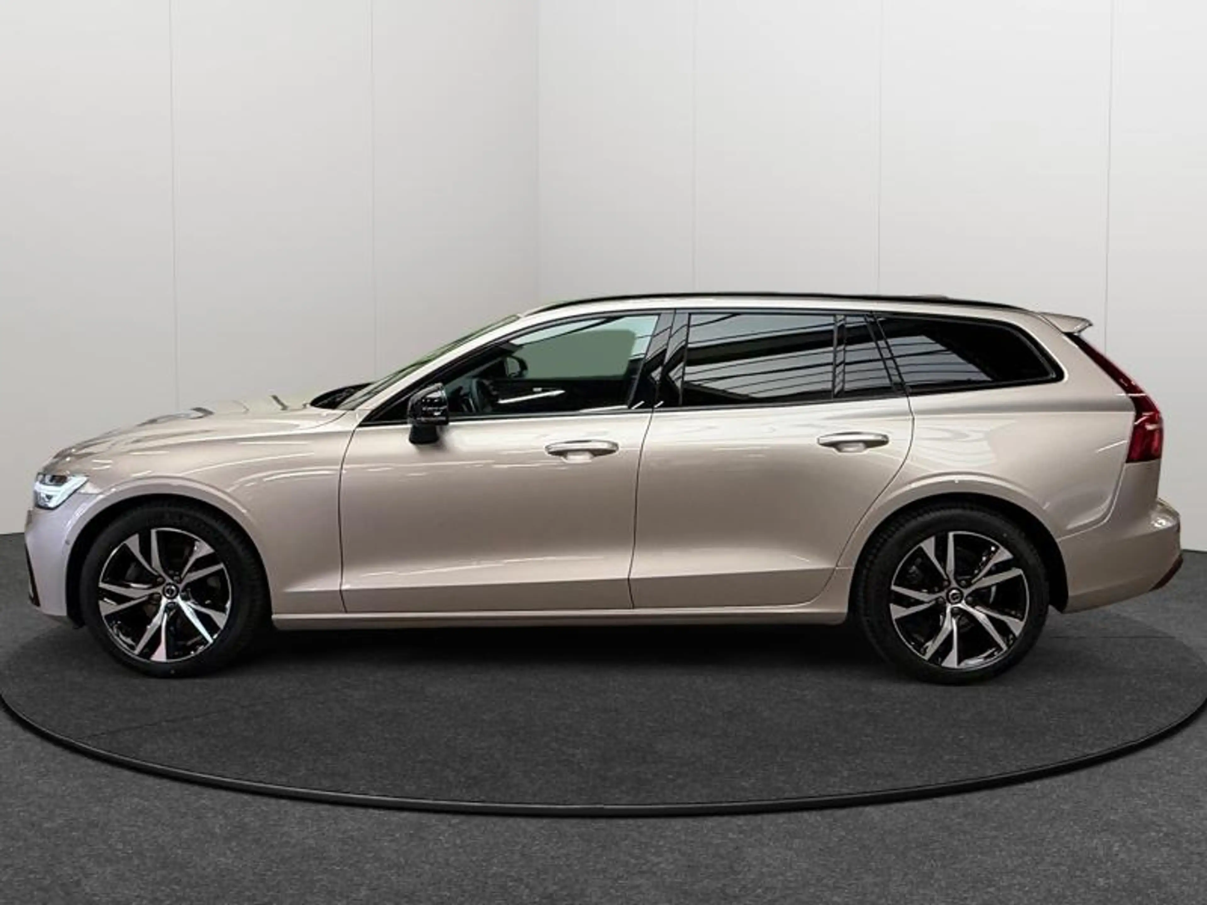 Volvo V60 B4 Plus Dark / Essence 2026 — photo 2