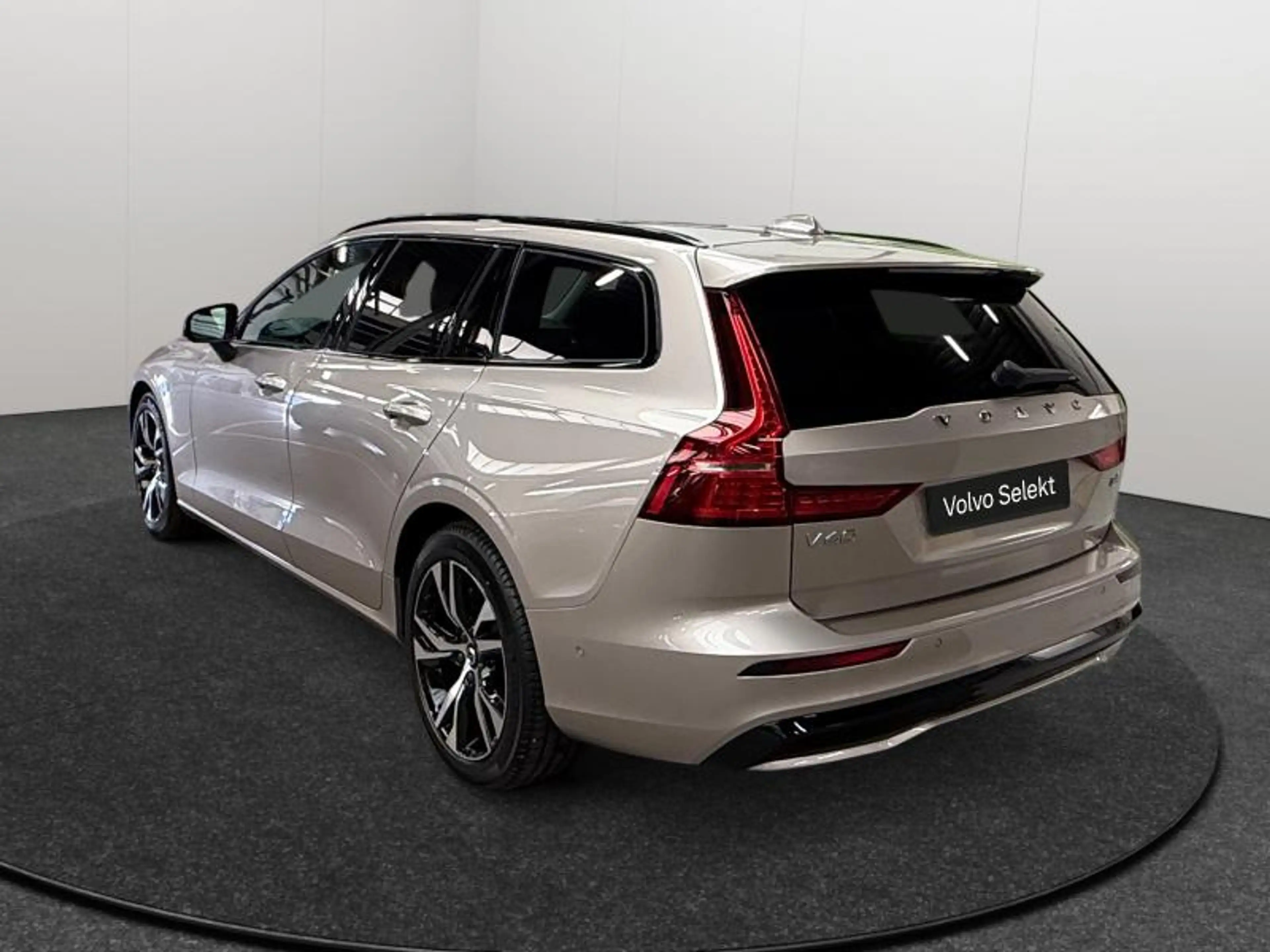 Volvo V60 B4 Plus Dark / Essence 2026 — photo 3