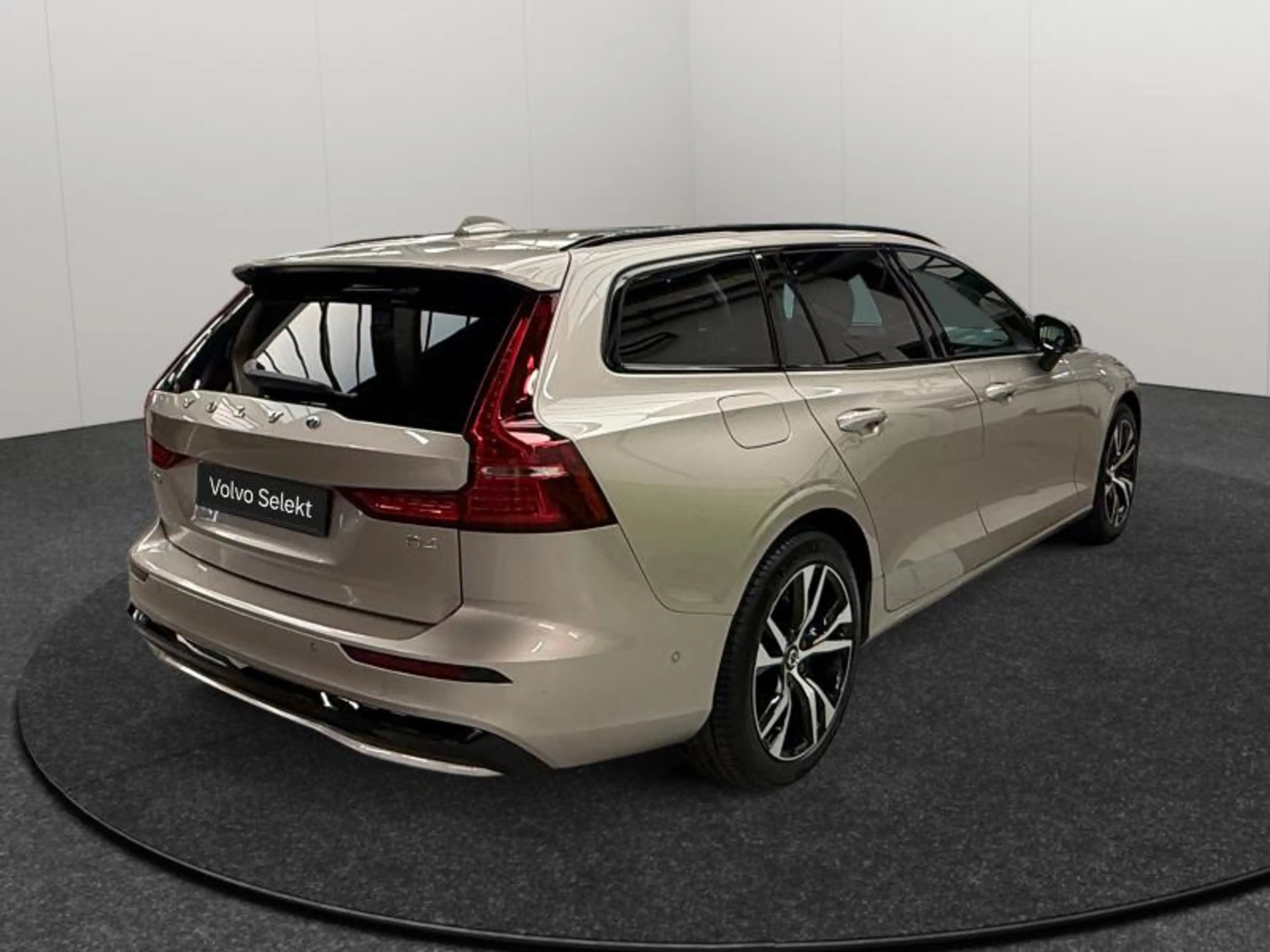 Volvo V60 B4 Plus Dark / Essence 2026 — photo 5