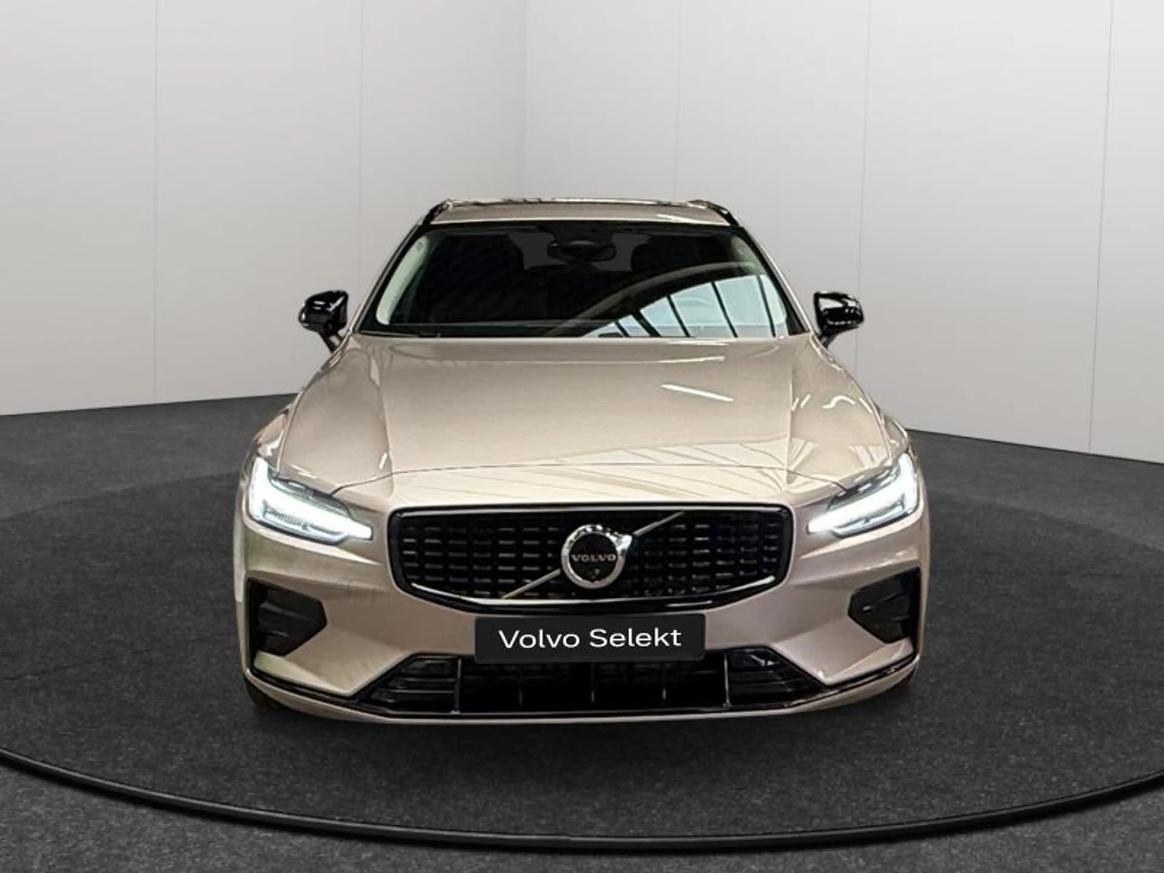 Volvo V60 B4 Plus Dark / Essence 2026 — photo 8