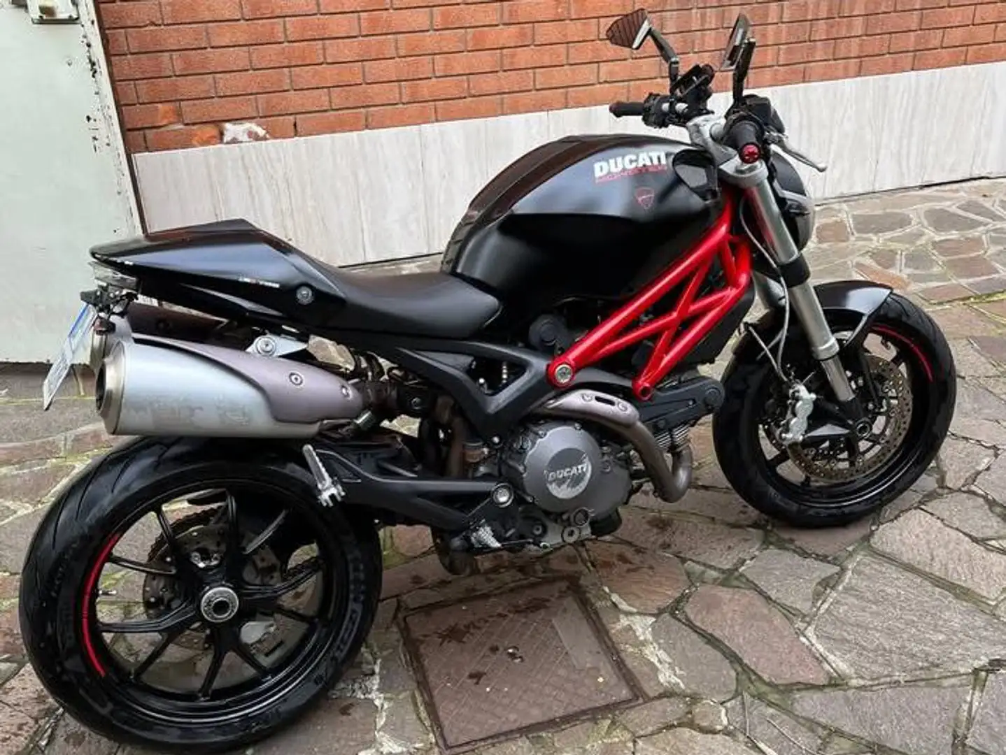 Ducati Monster 796 Schwarz - 2