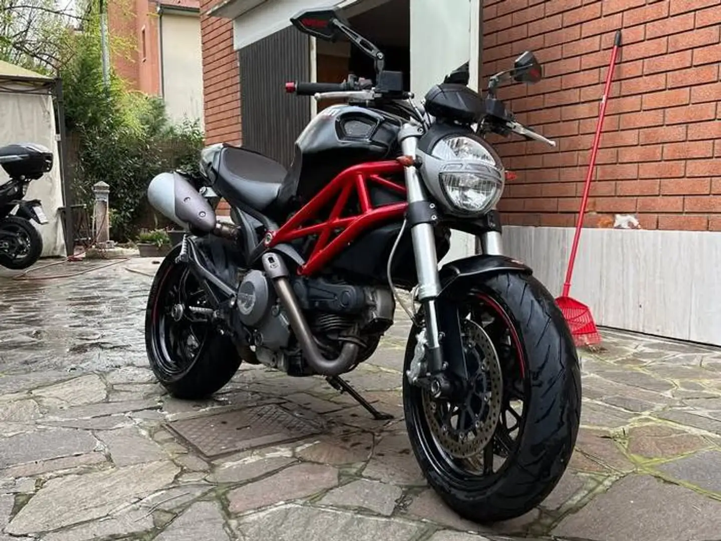 Ducati Monster 796 Schwarz - 1
