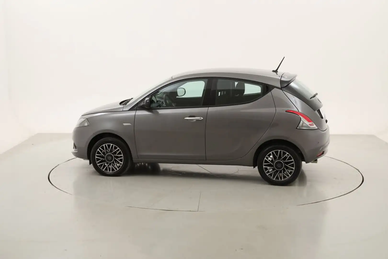 Lancia Ypsilon Hybrid Platino 1.0 Mild Hybrid 70CV Grigio - 2