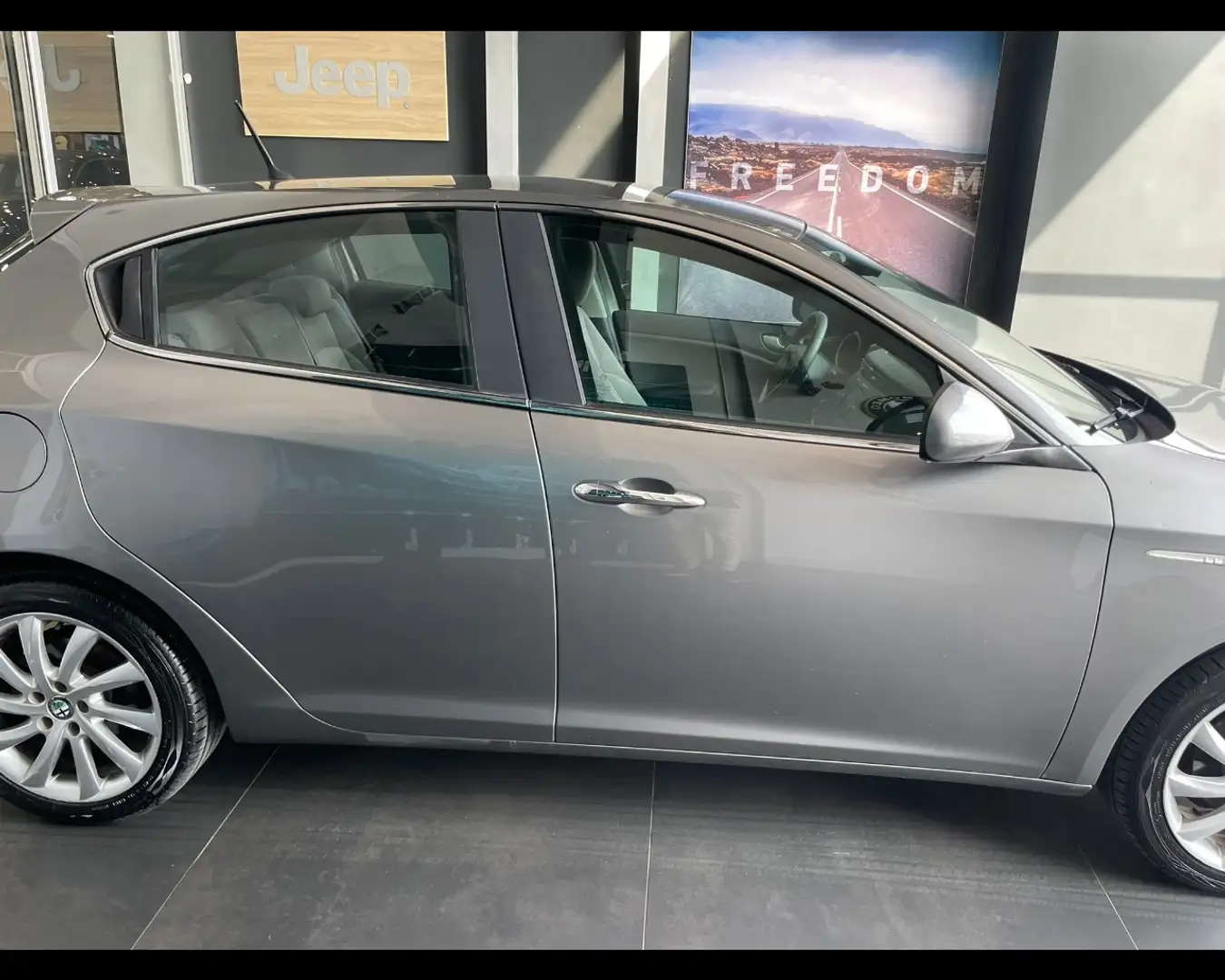 Alfa Romeo Giulietta 1.6 JTDm Distinctive Gris - 2