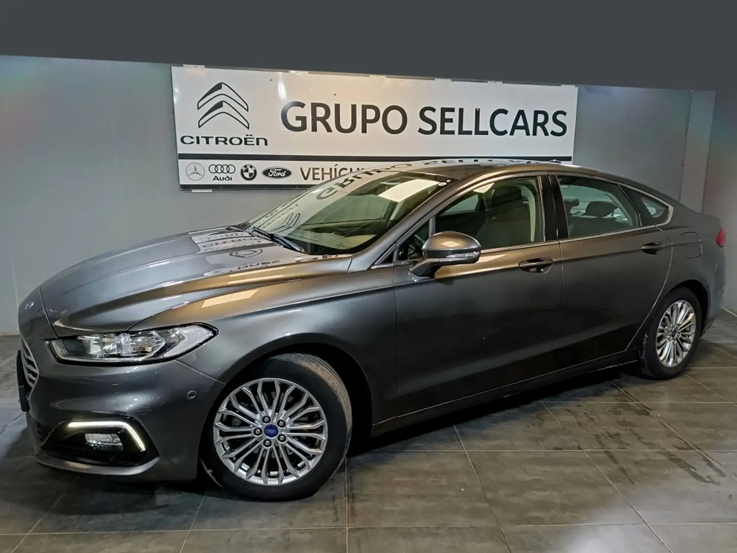 Ford Mondeo Sedán 2.0 HEV Titanium Gris - 2