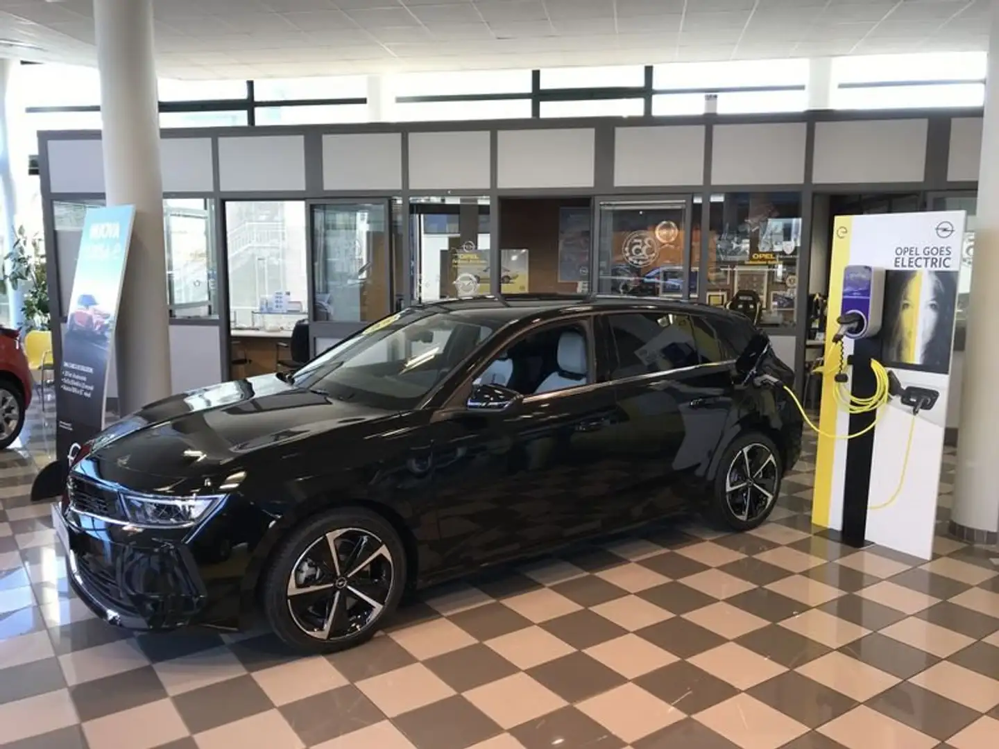 Opel Astra 1.6 Hybrid 180 CV AT8 Business Elegance Noir - 1