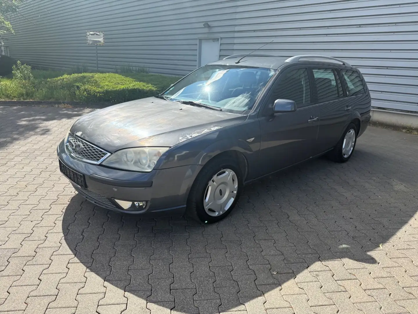 Ford Mondeo Turnier Ghia Grau - 1