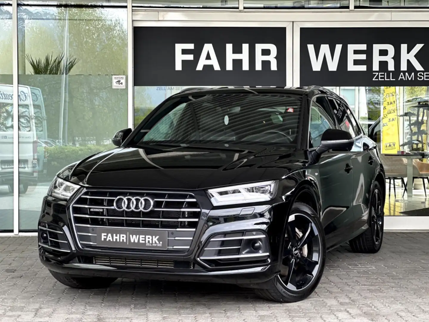 Audi Q5 55 TFSI e quattro sport Schwarz - 1