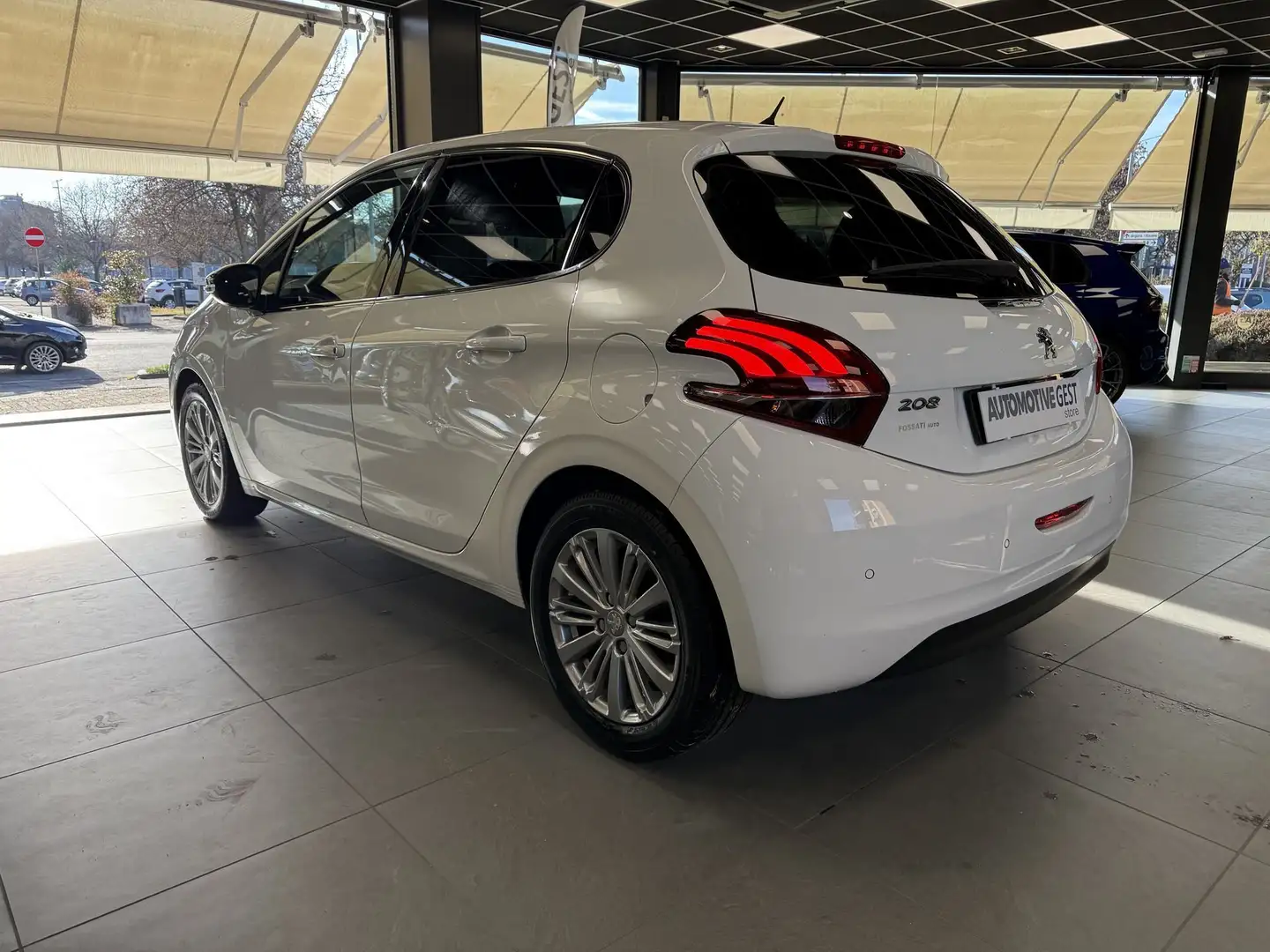 Peugeot 208 PureTech 82 5 porte Touch Weiß - 2