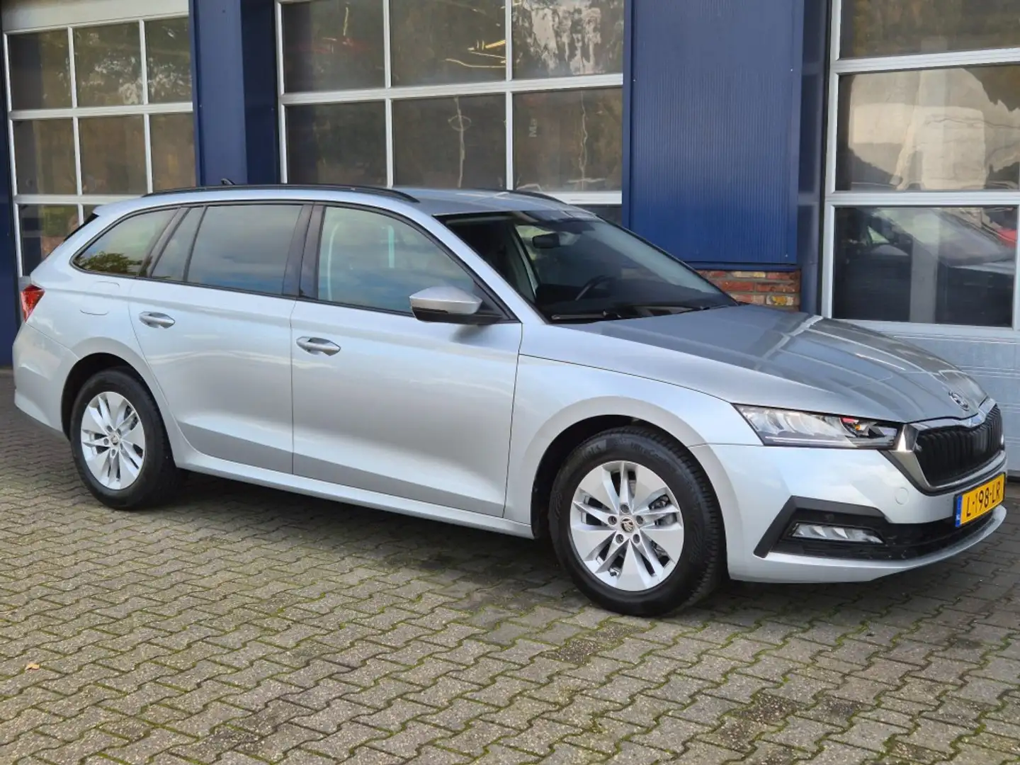 Skoda Octavia Octavia Combi,1.5 e-TSI Business Edition, Trekhaak Zilver - 2