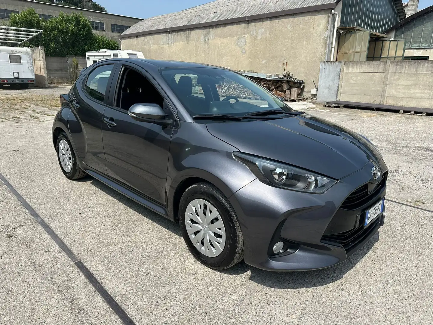 Toyota Yaris 1.0 5 porte Business Grigio - 1
