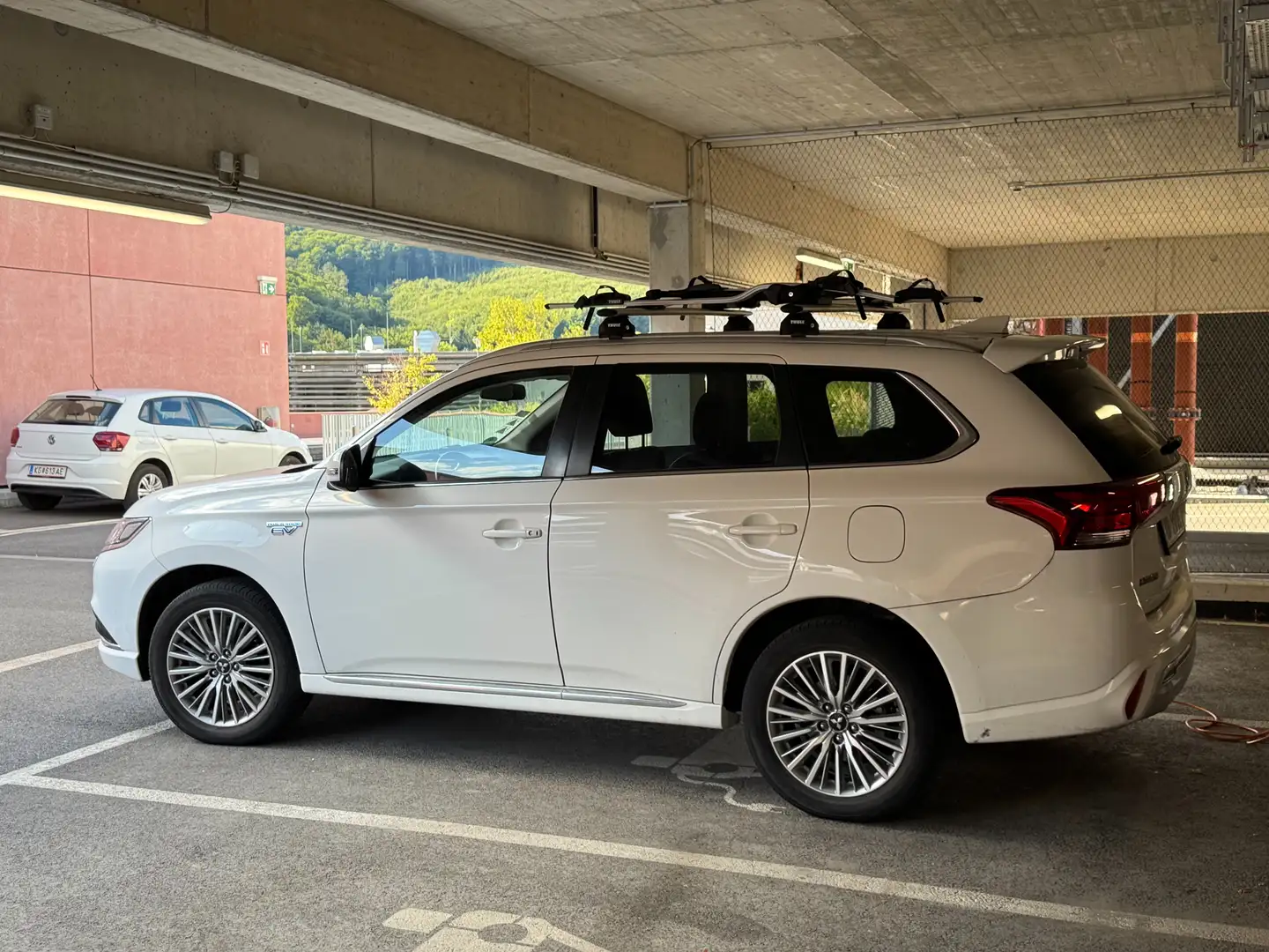 Mitsubishi Outlander PHEV 2.4 Weiß - 2