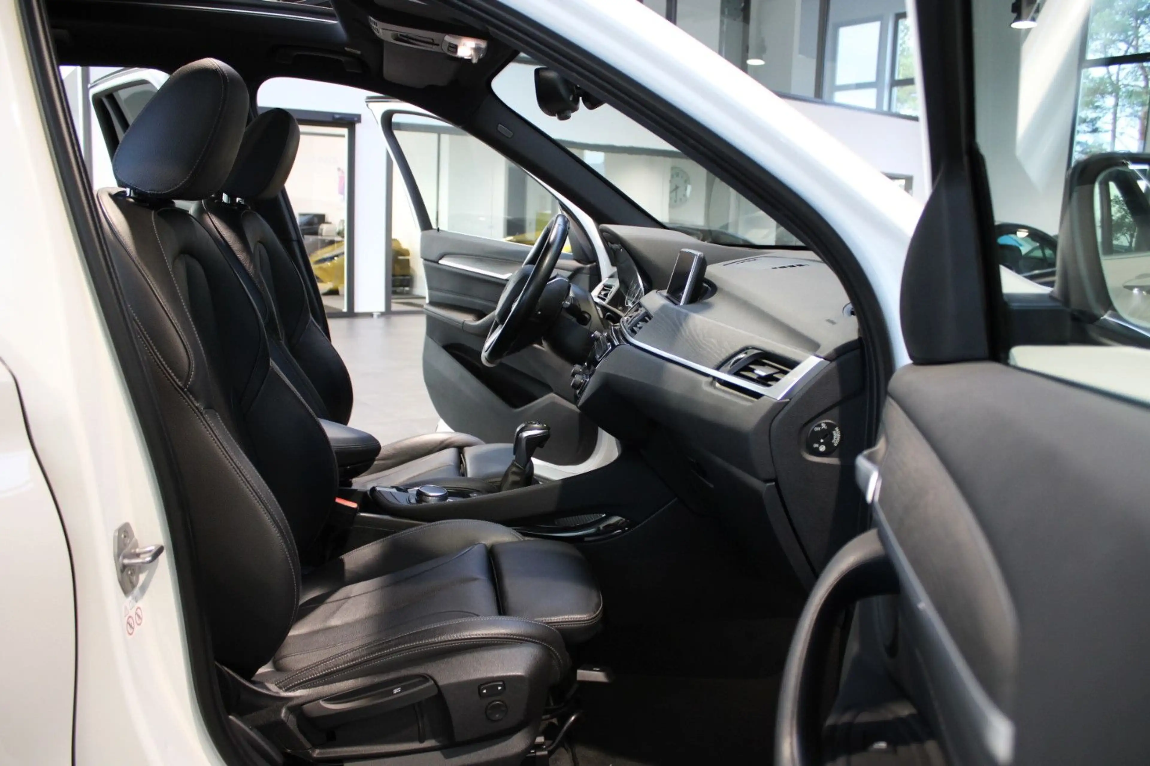 BMW X1 XDRIVE 25i X-LINE AUTOMATIK! AHK/PANO/HUD/LED — photo 8