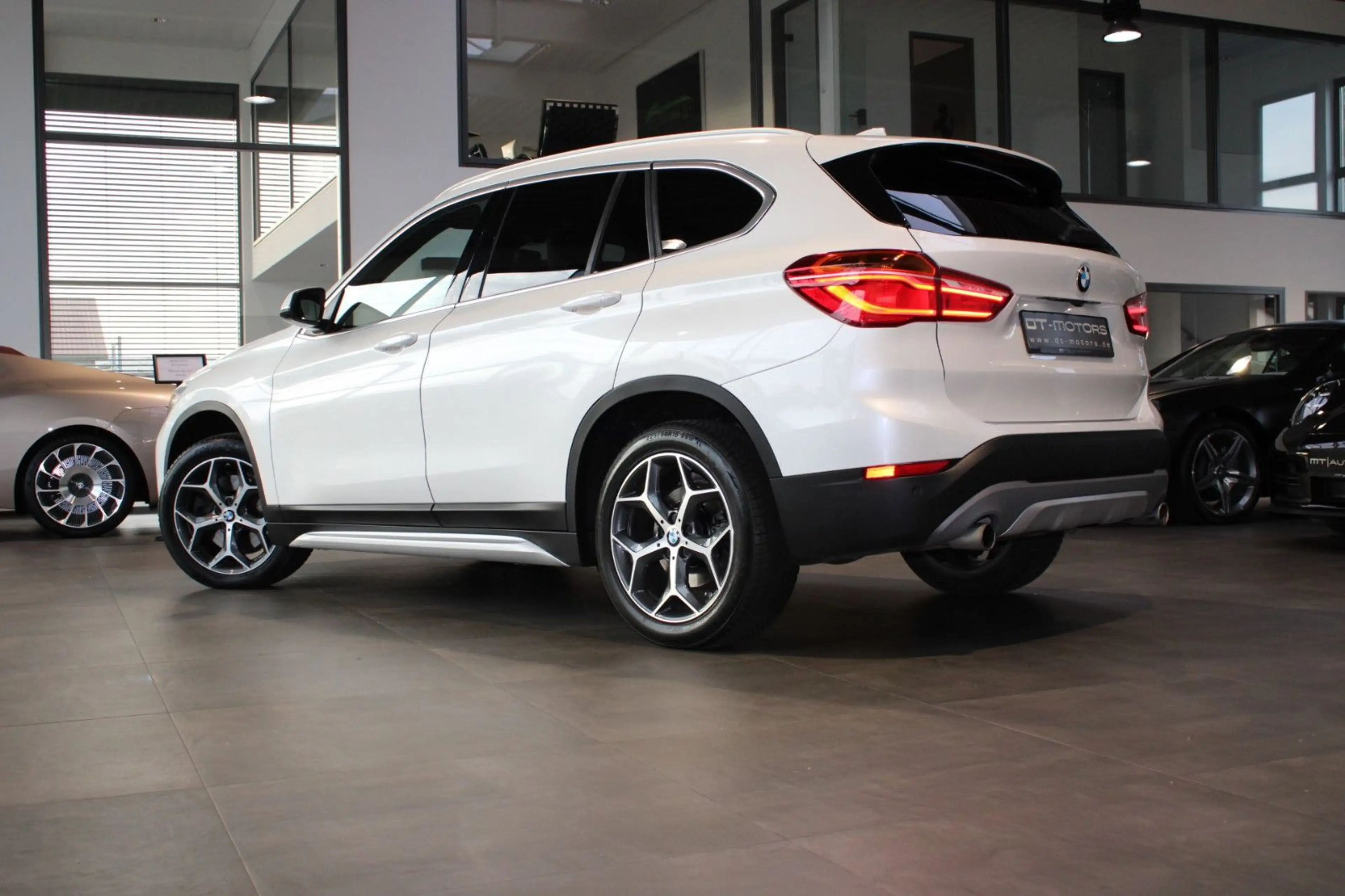 BMW X1 XDRIVE 25i X-LINE AUTOMATIK! AHK/PANO/HUD/LED — photo 5