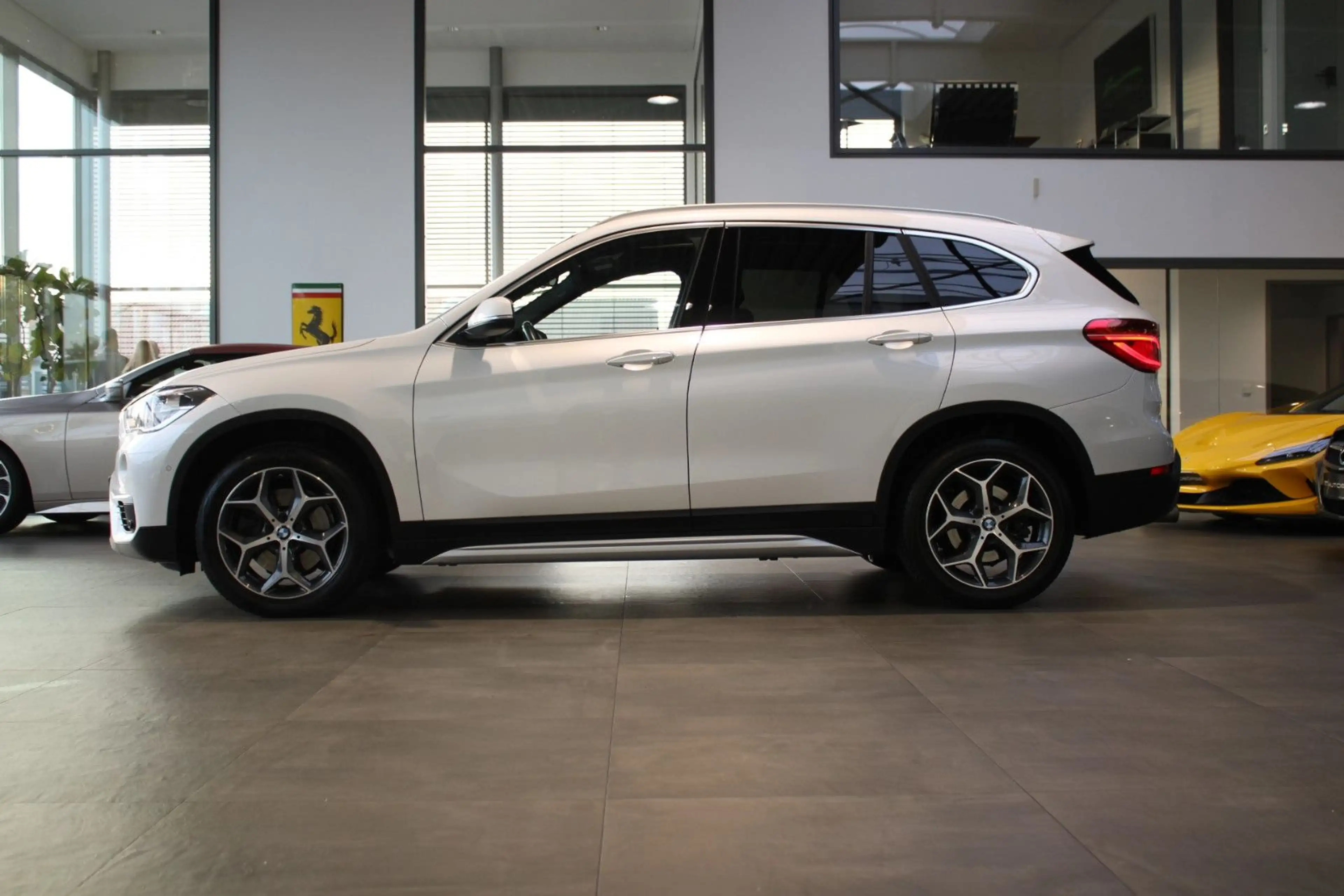 BMW X1 XDRIVE 25i X-LINE AUTOMATIK! AHK/PANO/HUD/LED — photo 3