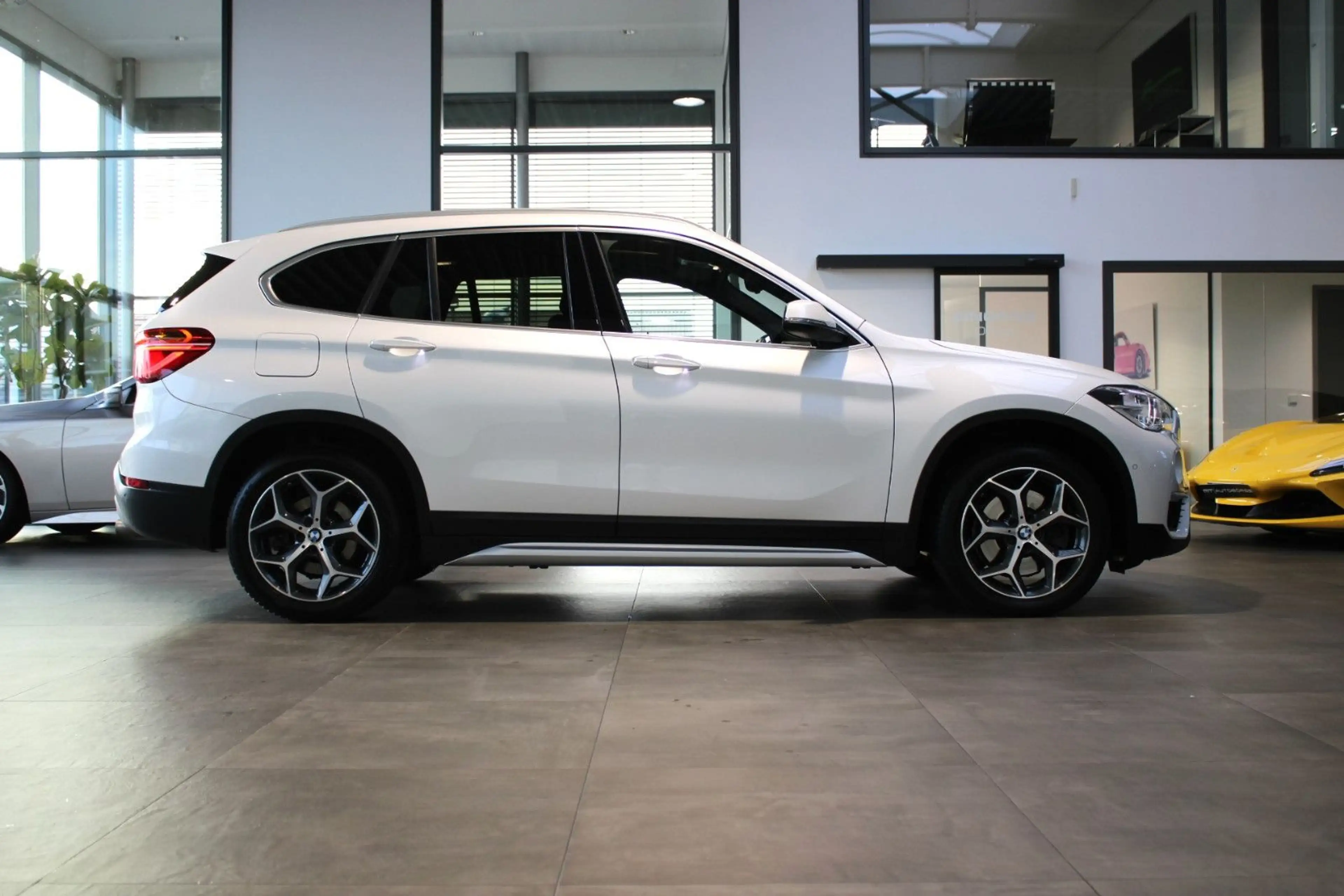 BMW X1 XDRIVE 25i X-LINE AUTOMATIK! AHK/PANO/HUD/LED — photo 7