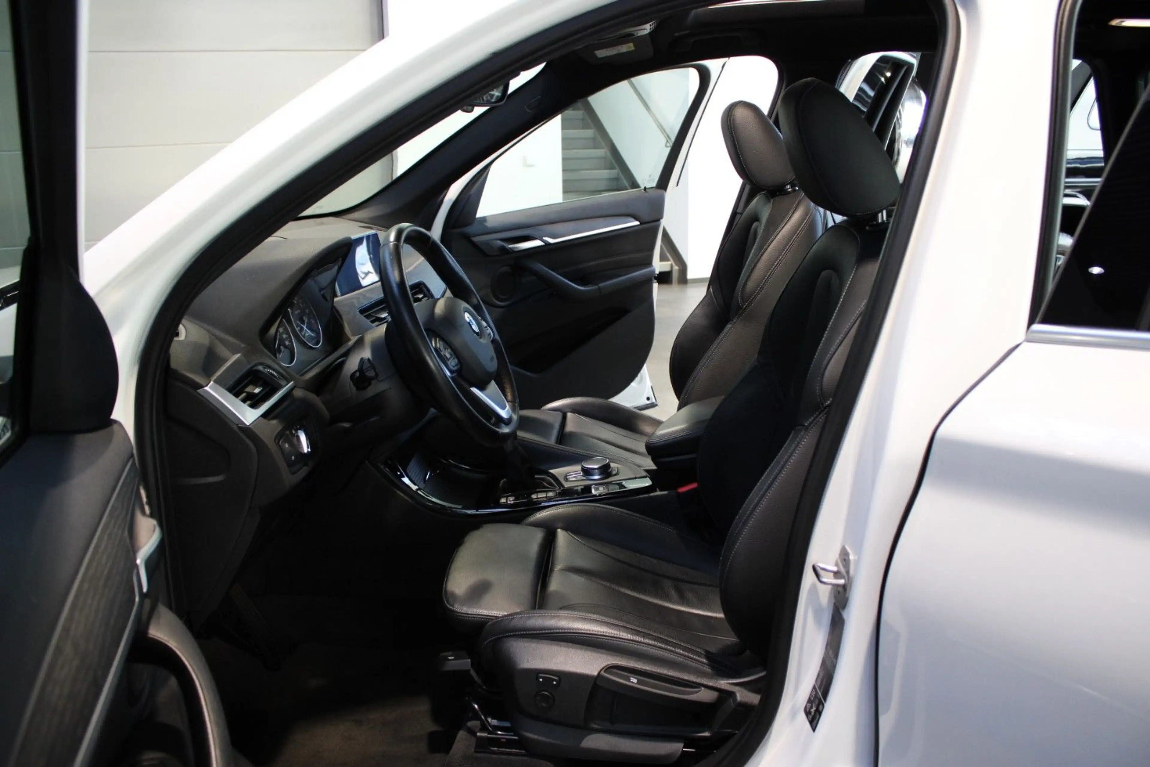 BMW X1 XDRIVE 25i X-LINE AUTOMATIK! AHK/PANO/HUD/LED — photo 4