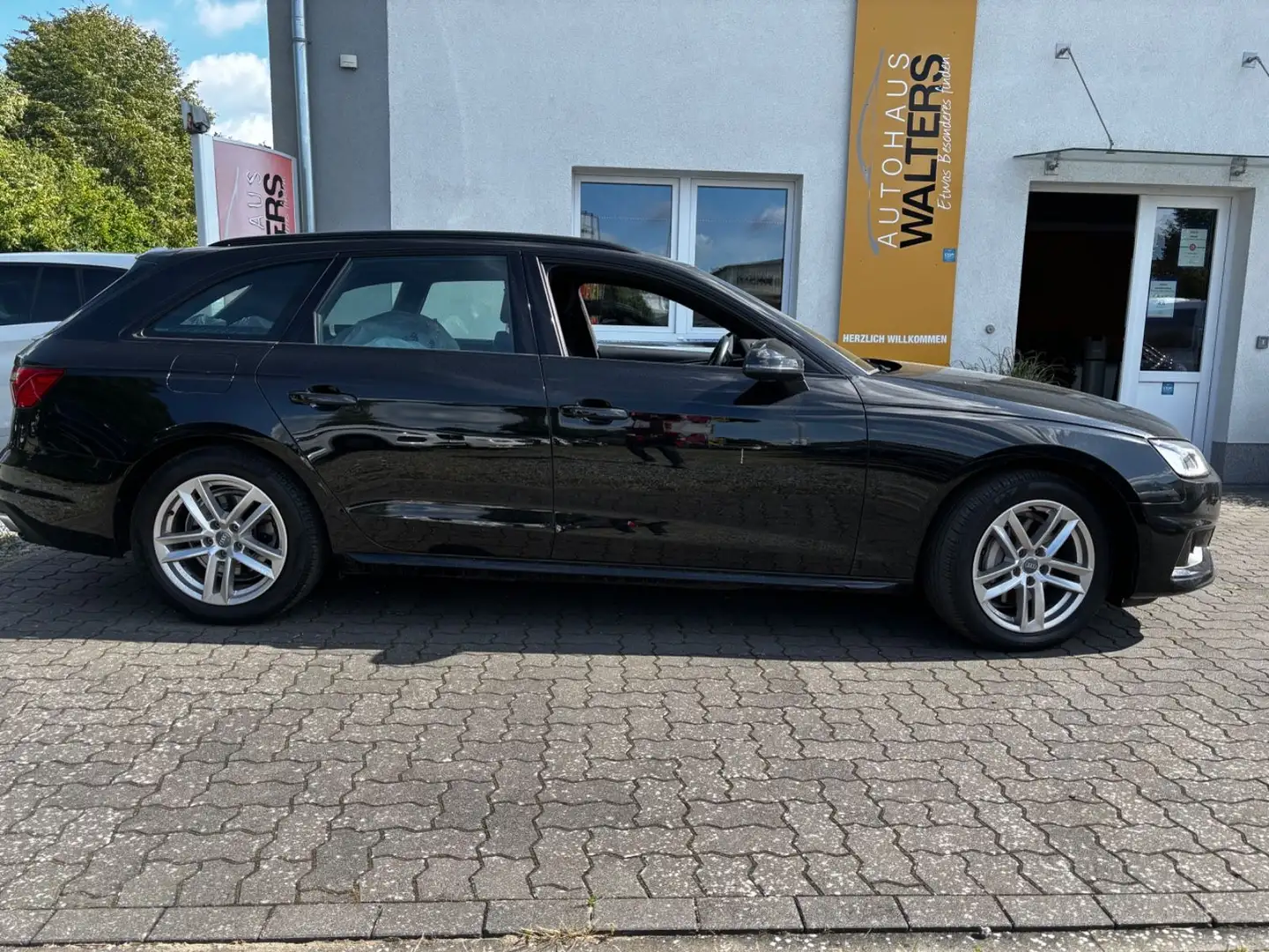 Audi A4 Avant 40 TDI advanced = Automatik - MMI - Ahk Schwarz - 2