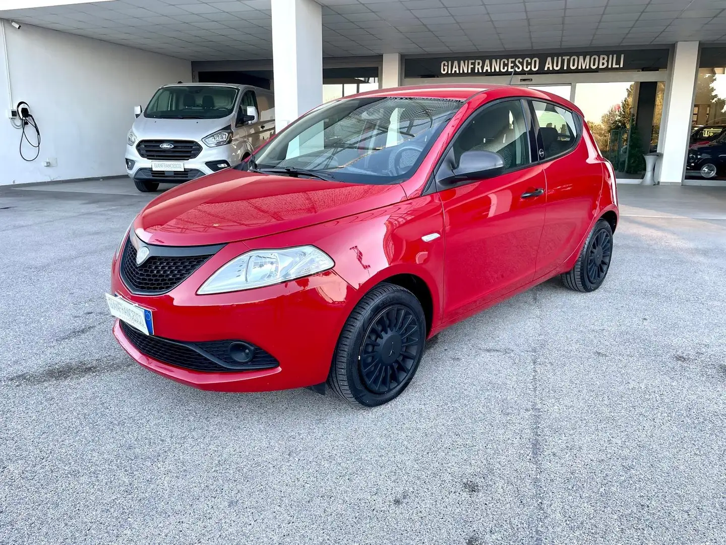 Lancia Ypsilon 1.0 Firefly Hybrid Silver Rojo - 2