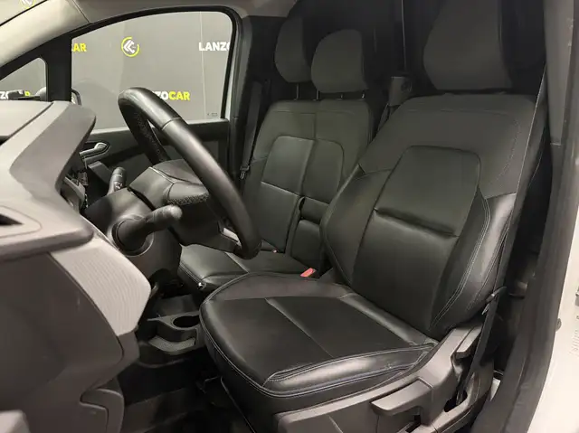 Nissan Townstar view 11