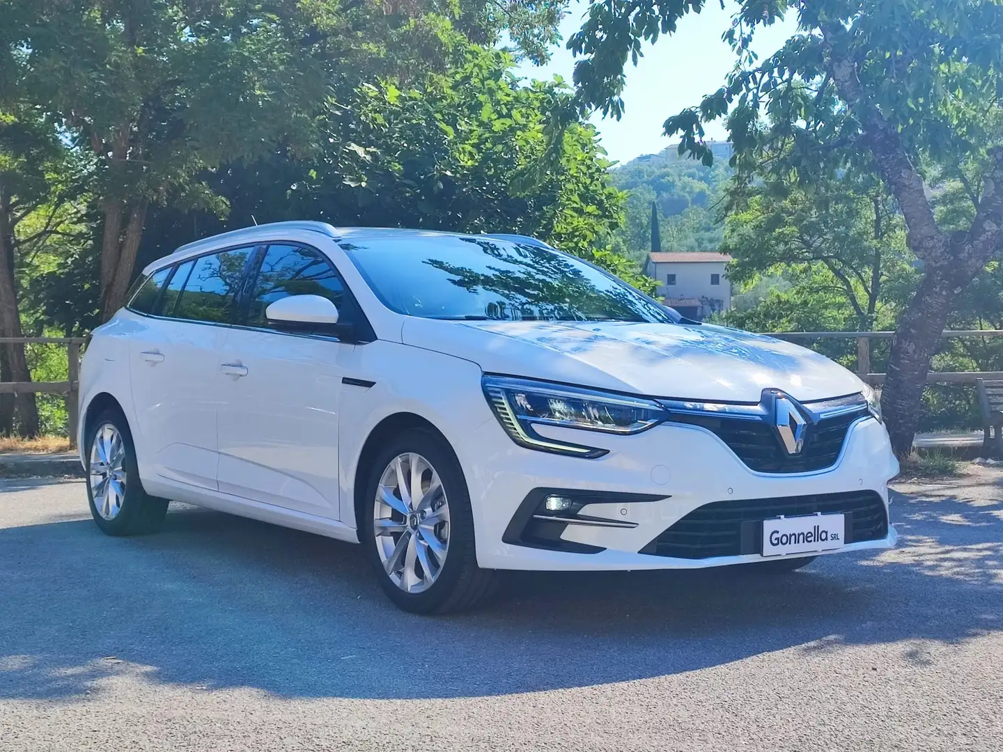 Renault Megane Sporter 1.5 blue dci Business edc AUTOCARRO Bianco - 2