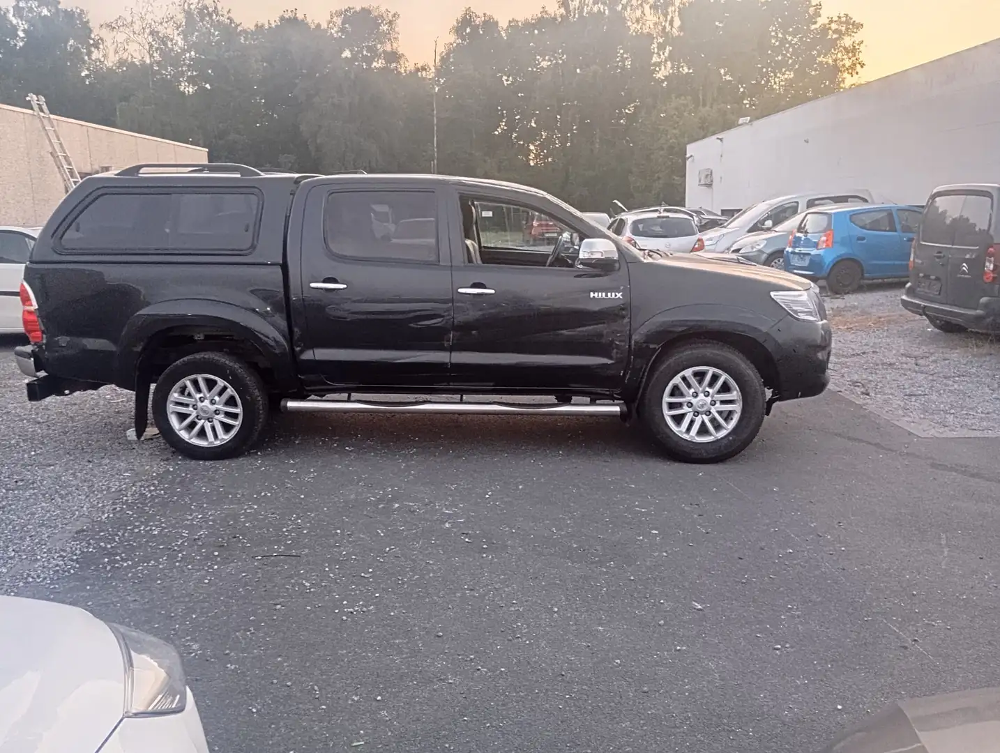 Toyota Hilux 3.0 D-4D 4WD FULL OPTIONS ACCIDENTÉE SUR LE TOIT Negro - 2