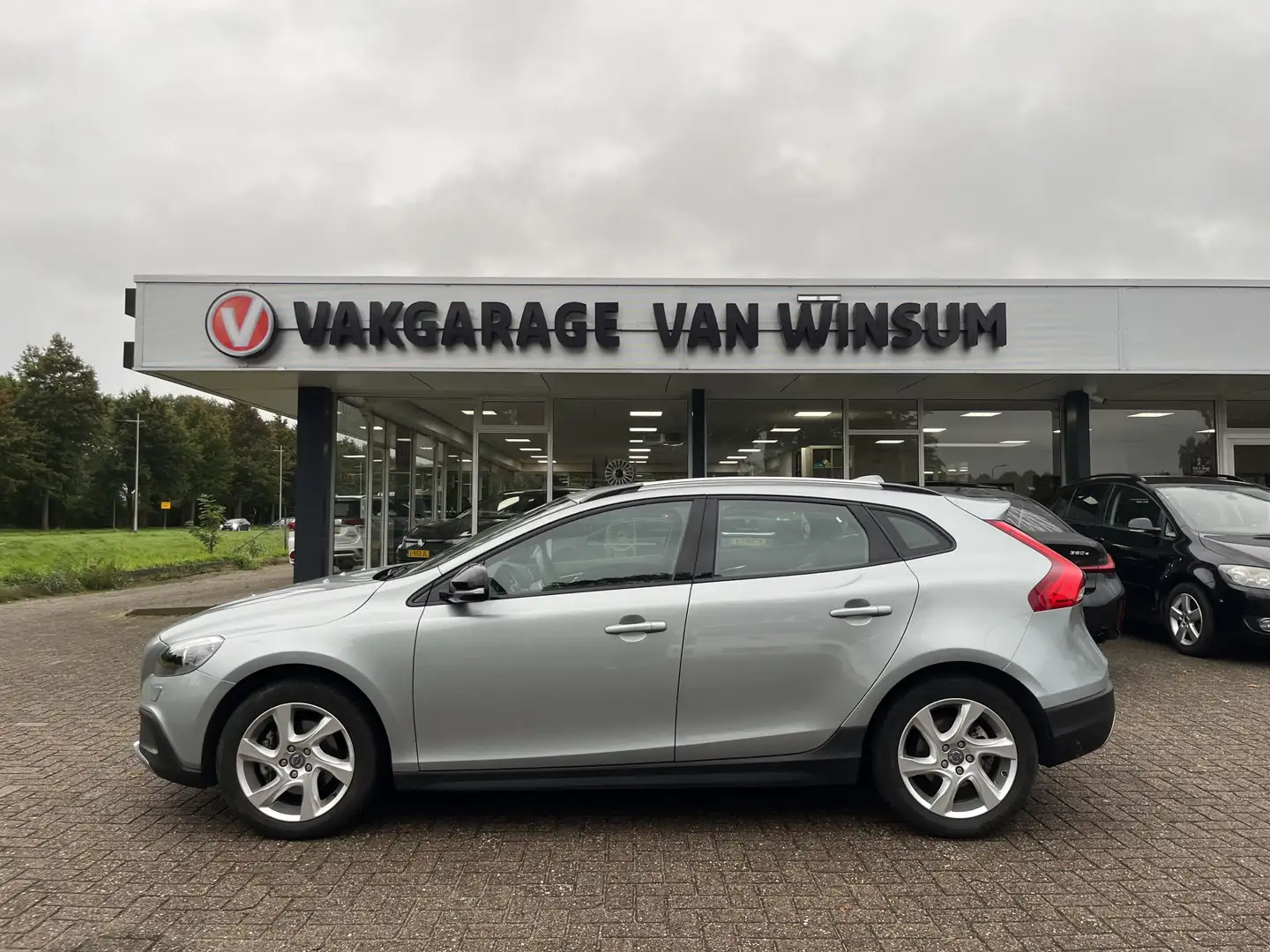 Volvo V40 Cross Country 1.6 T4 Summum automaat Leer Acamera Bi-xenon Navi Grijs - 2