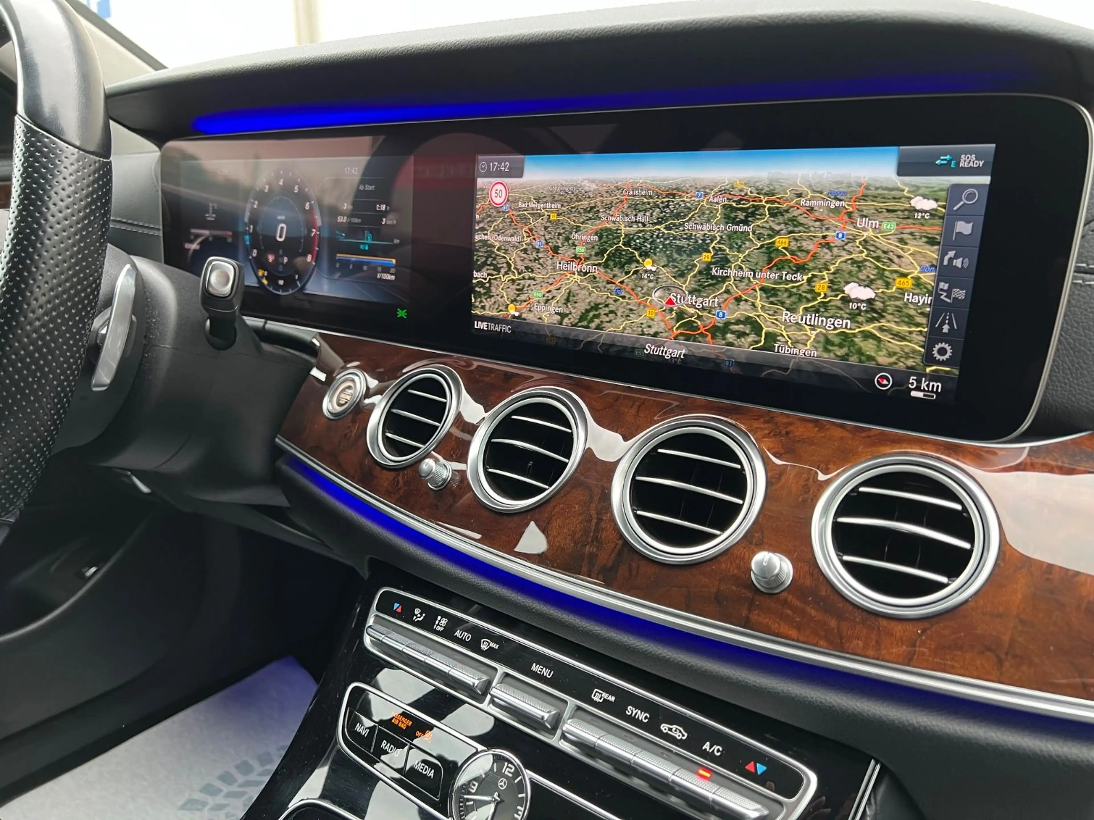 Mercedes-Benz E 250 T EXCLUSIVE Autom.*Widescreen*Multibeam*ACC — photo 13
