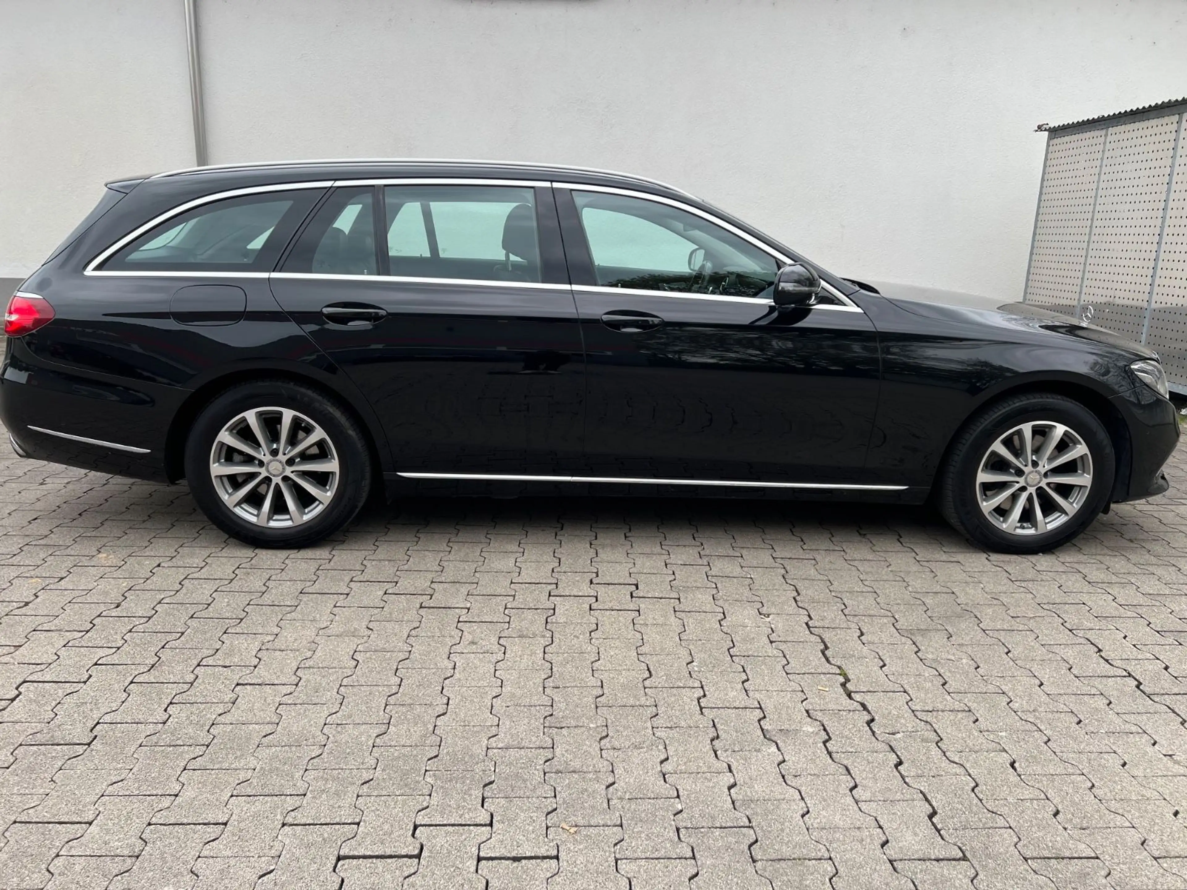 Mercedes-Benz E 250 T EXCLUSIVE Autom.*Widescreen*Multibeam*ACC — photo 2