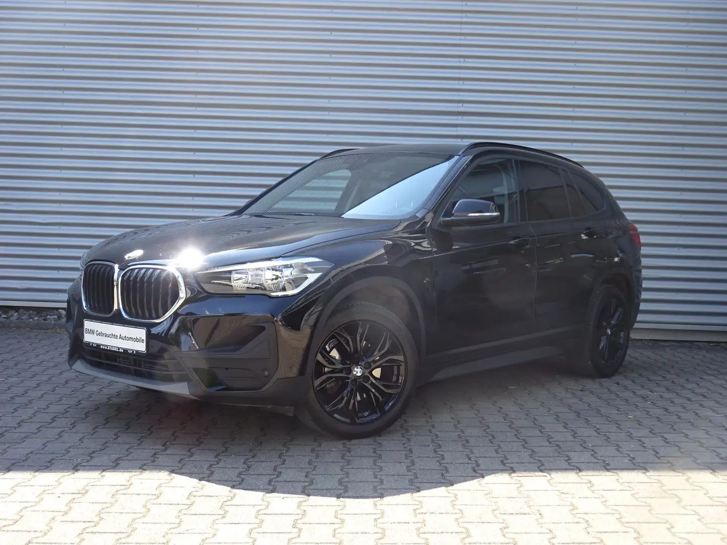 BMW X1 sDrive18i Advantage Navi Parkassist wenig-km Zwart - 1