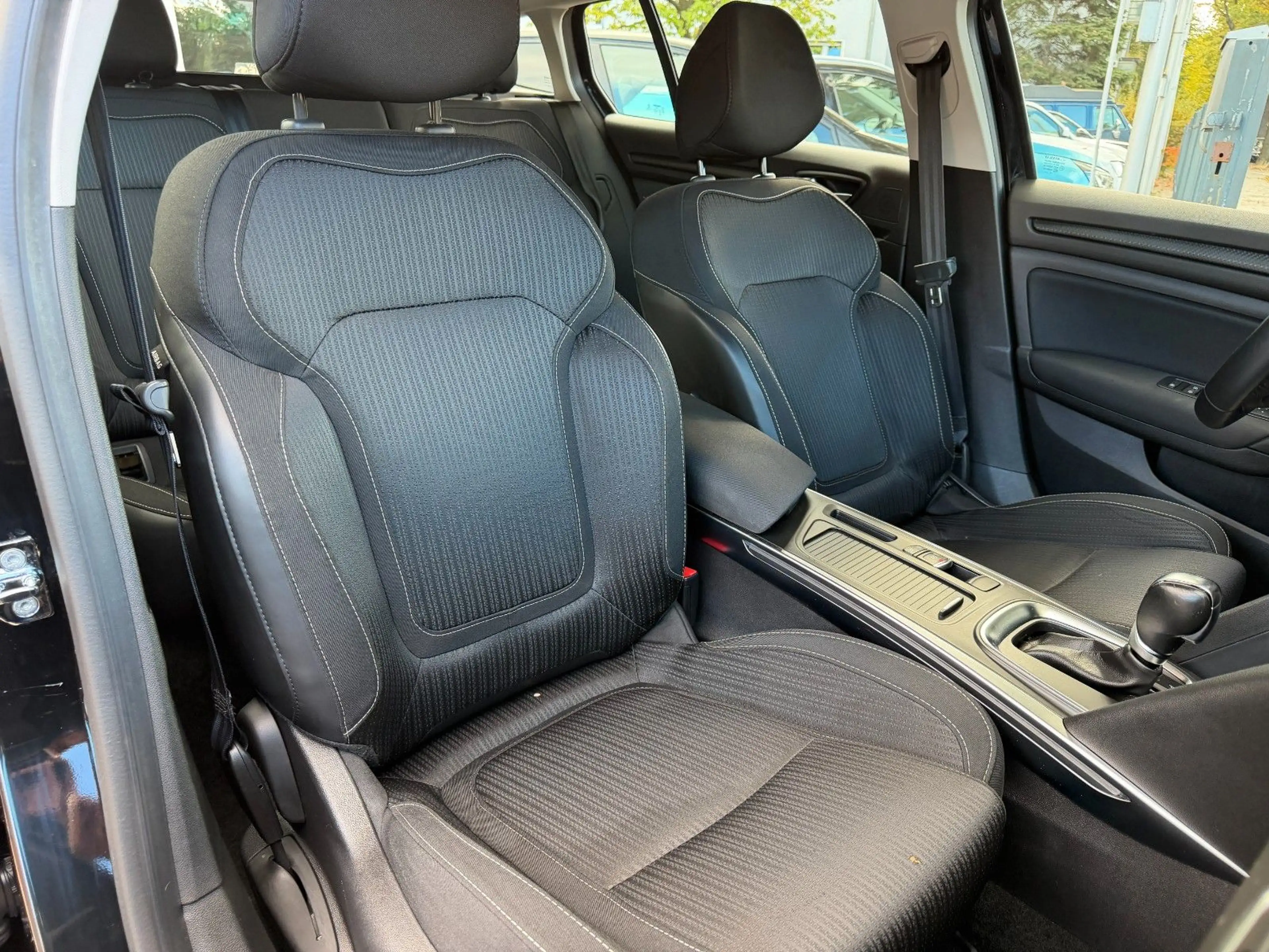 Renault Megane IV*AUTOMATIK*NAVI*PDC*2xSHZ*REIFEN NEU* — photo 13