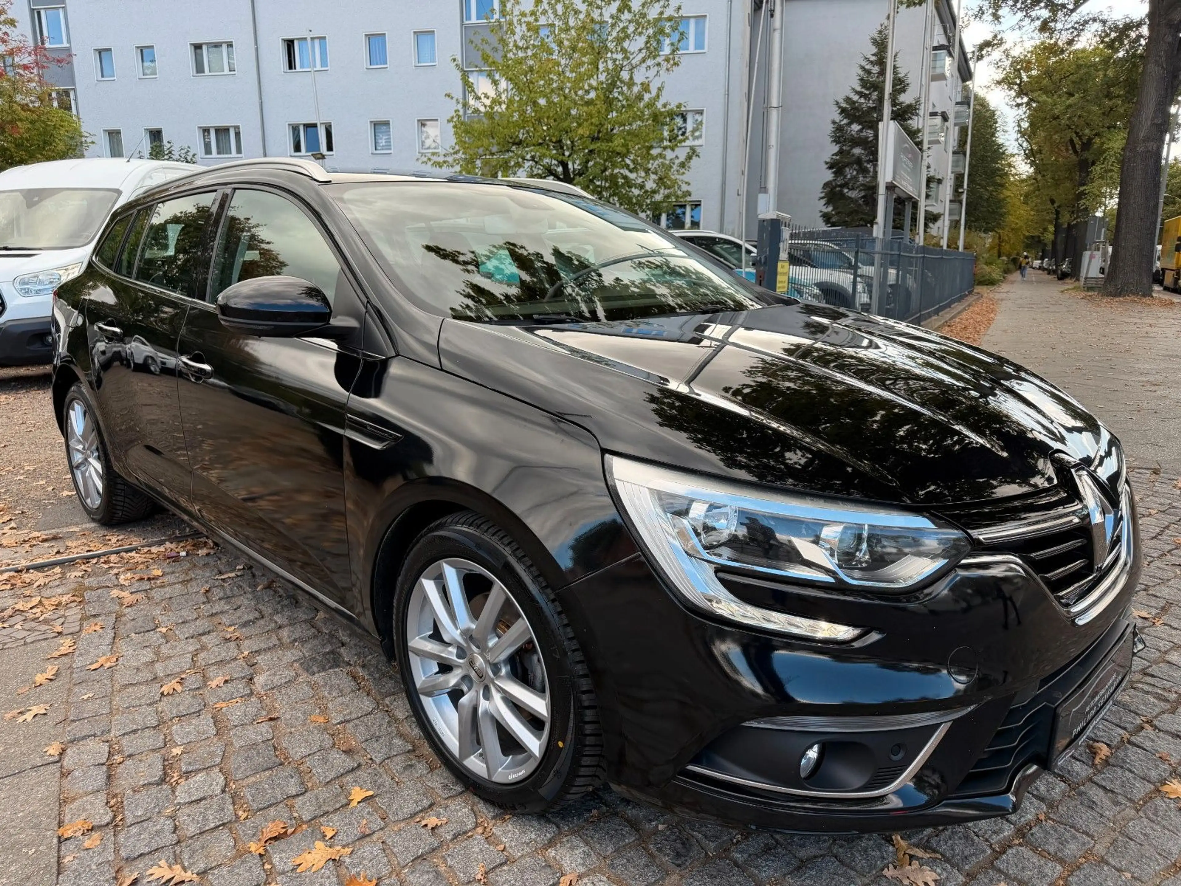 Renault Megane IV*AUTOMATIK*NAVI*PDC*2xSHZ*REIFEN NEU* — photo 4