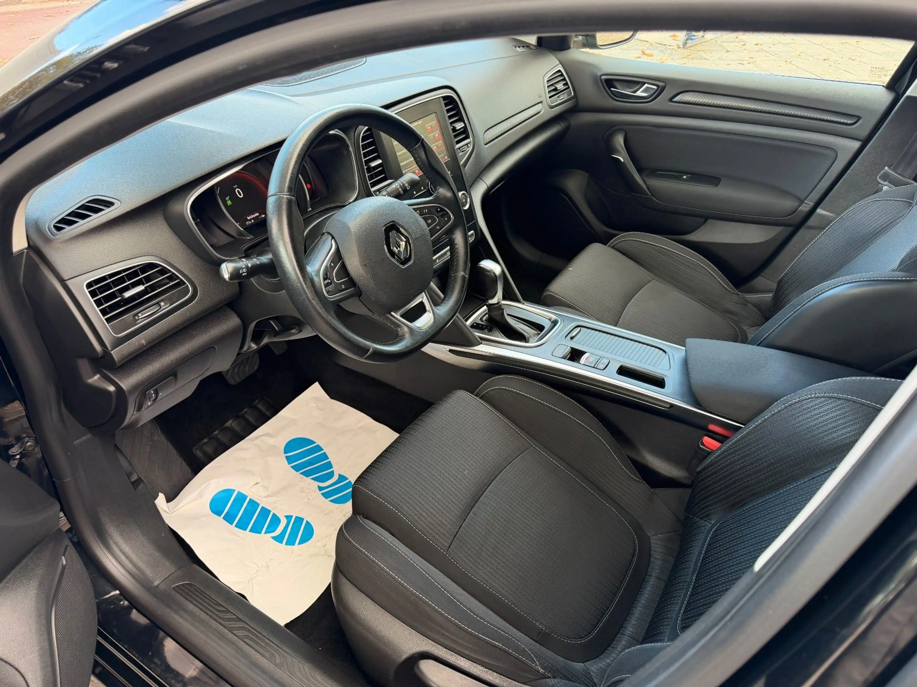 Renault Megane IV*AUTOMATIK*NAVI*PDC*2xSHZ*REIFEN NEU* — photo 11