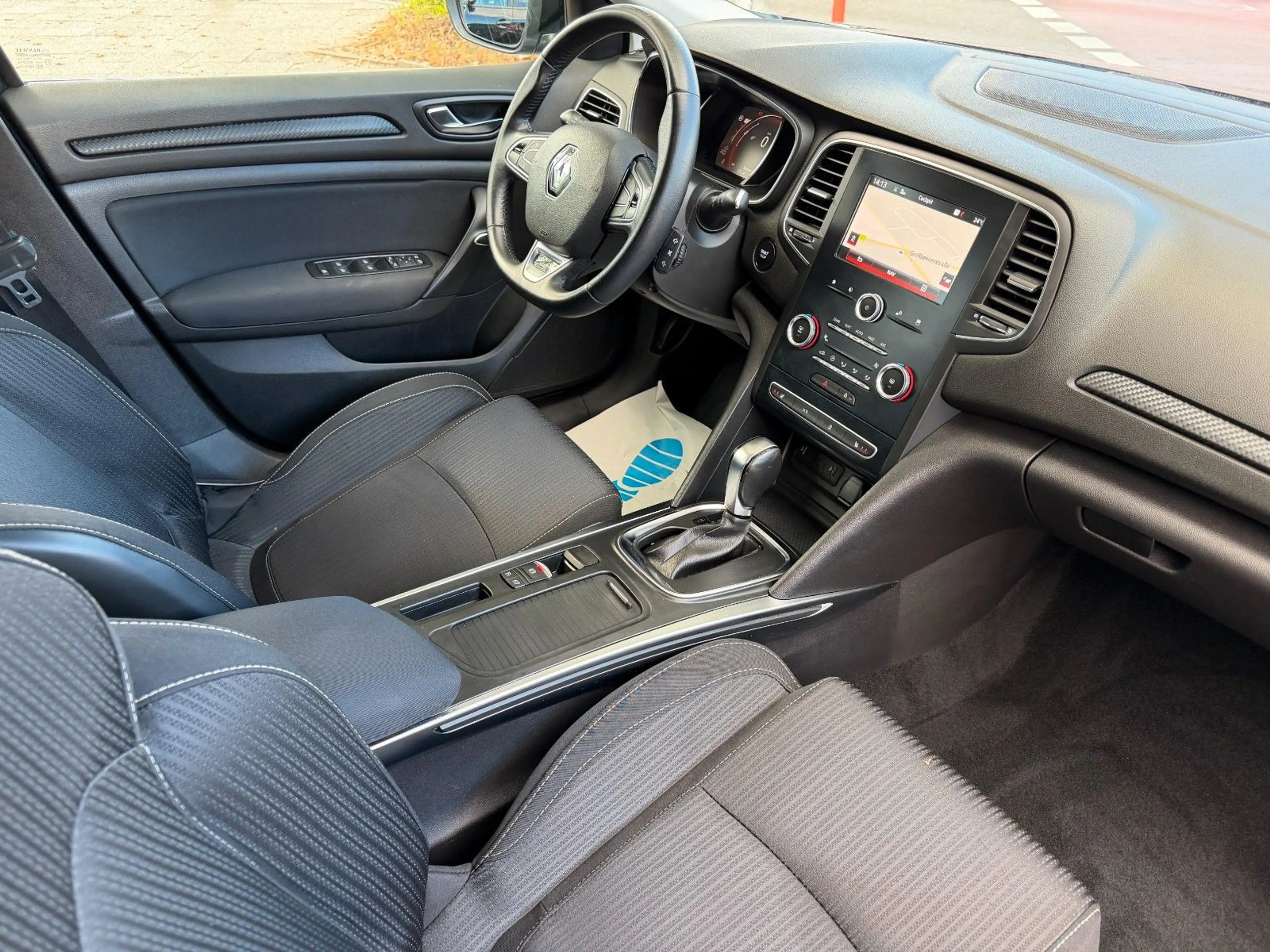 Renault Megane IV*AUTOMATIK*NAVI*PDC*2xSHZ*REIFEN NEU* — photo 6