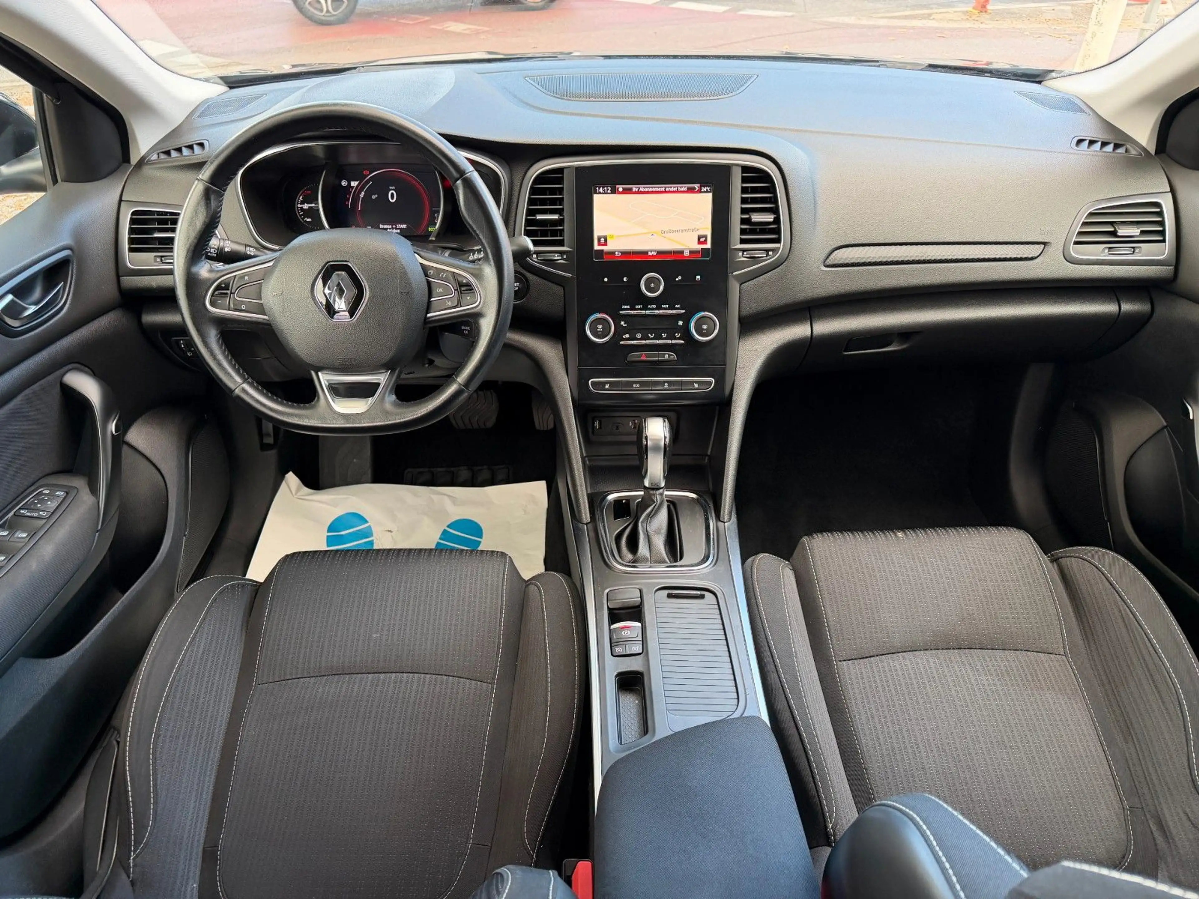 Renault Megane IV*AUTOMATIK*NAVI*PDC*2xSHZ*REIFEN NEU* — photo 7