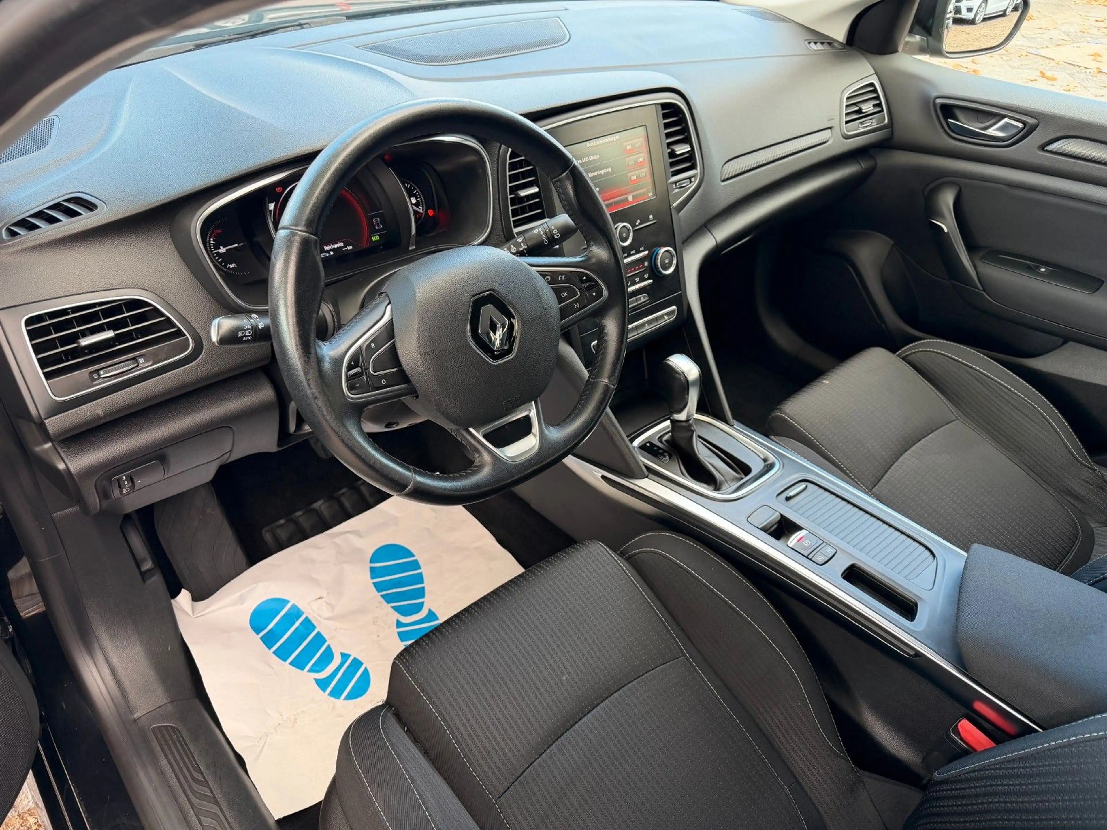 Renault Megane IV*AUTOMATIK*NAVI*PDC*2xSHZ*REIFEN NEU* — photo 12