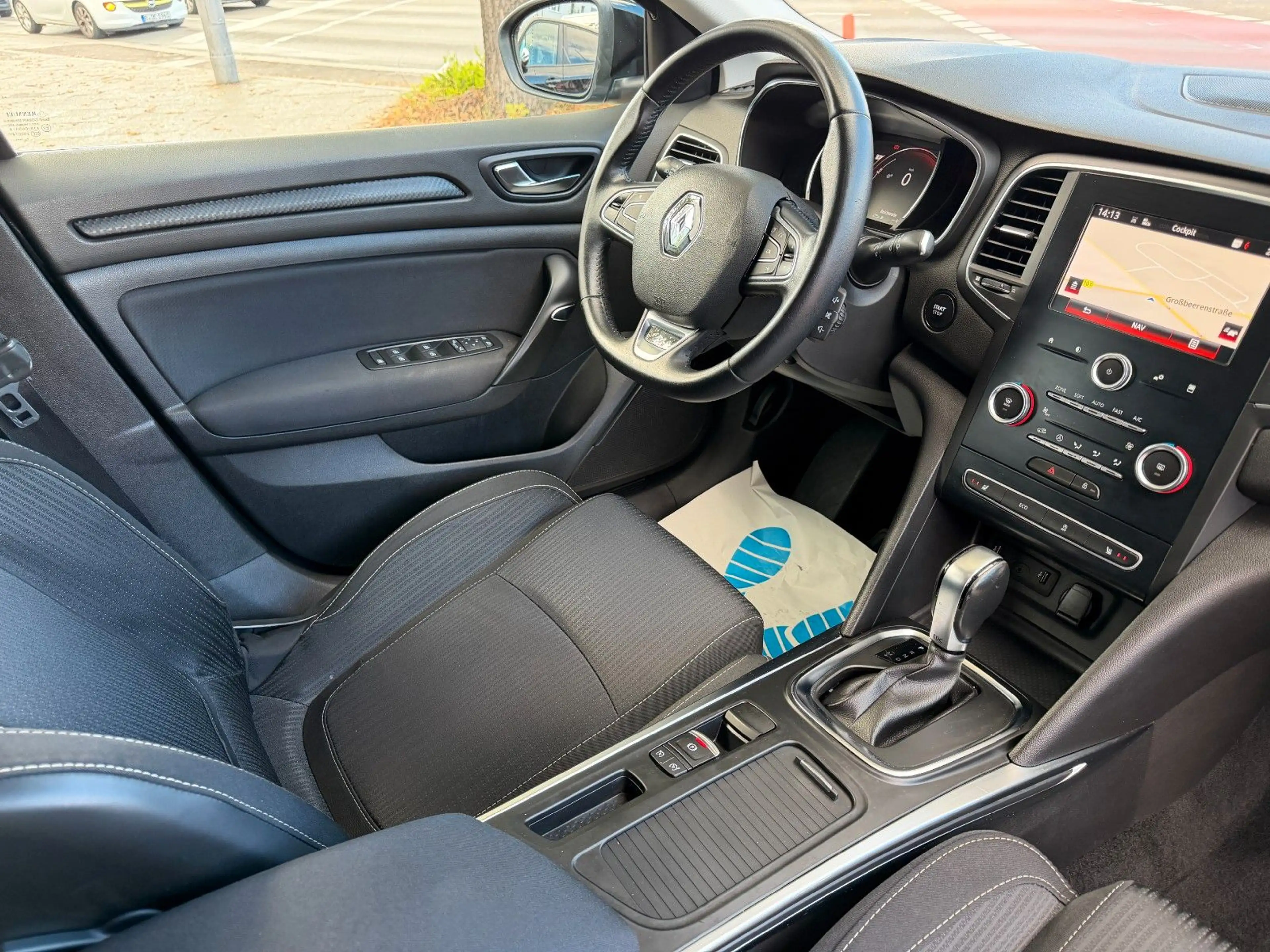 Renault Megane IV*AUTOMATIK*NAVI*PDC*2xSHZ*REIFEN NEU* — photo 3