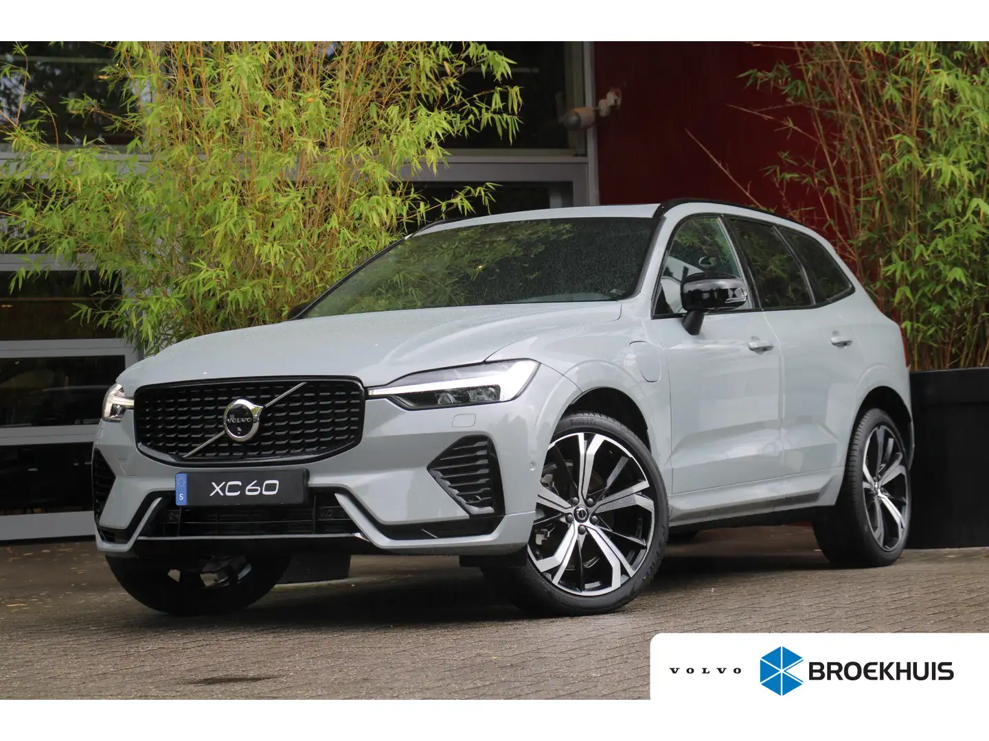 Volvo XC60 Plus Dark Recharge Plug-In Hybrid AWD | Trekhaak | Grau - 1