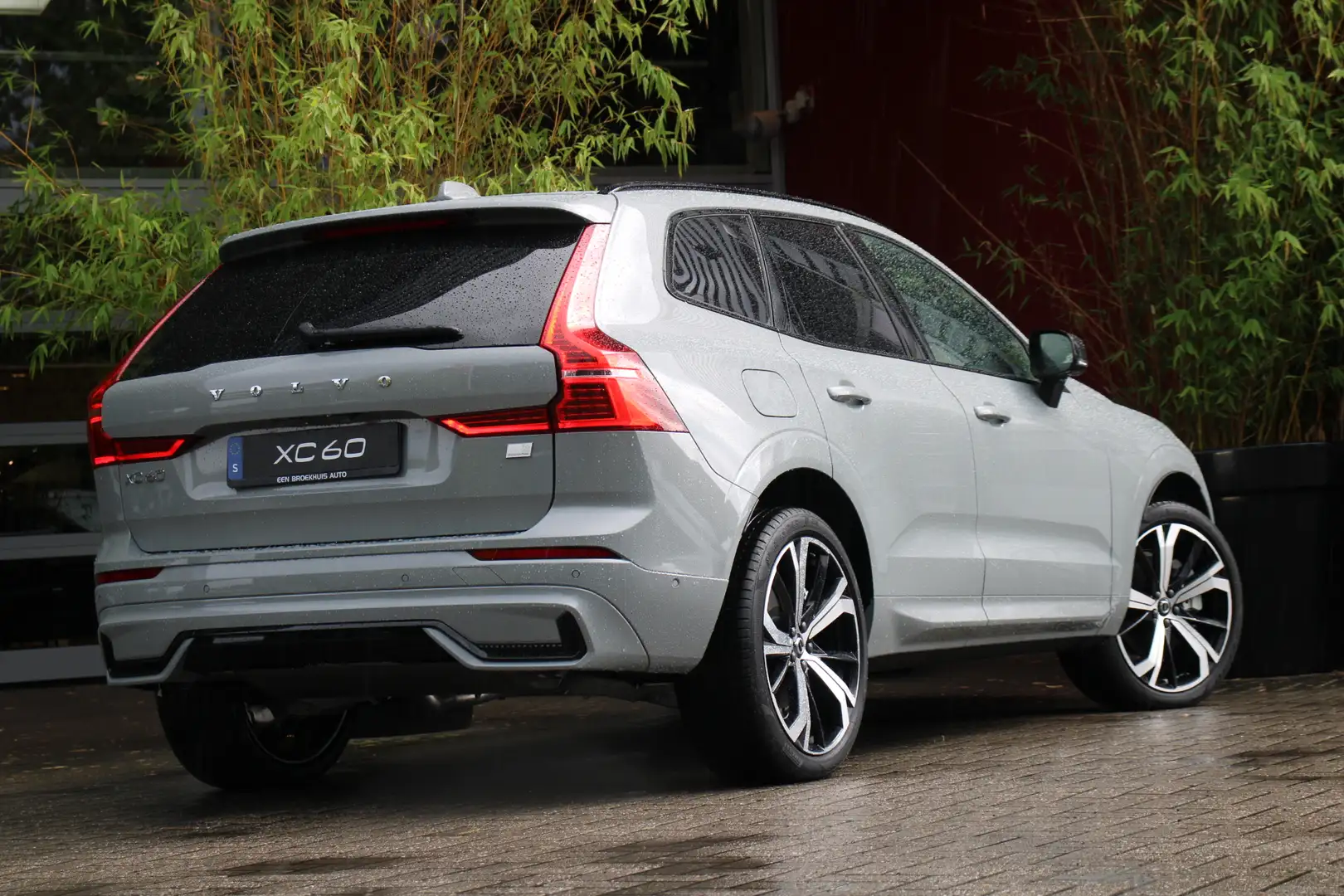 Volvo XC60 Plus Dark Recharge Plug-In Hybrid AWD | Trekhaak | Grau - 2