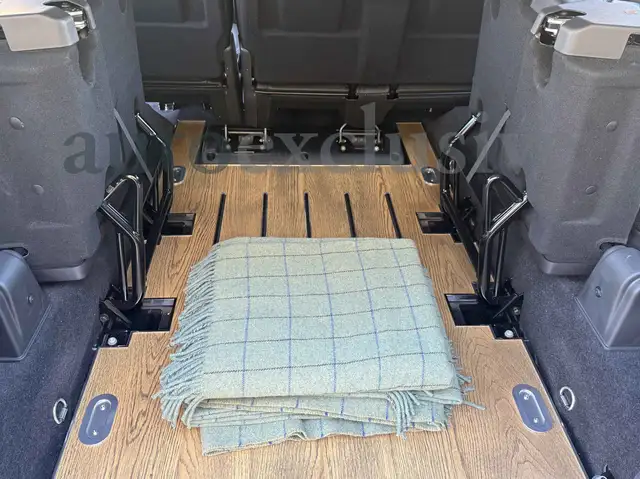 Land Rover Defender view 9