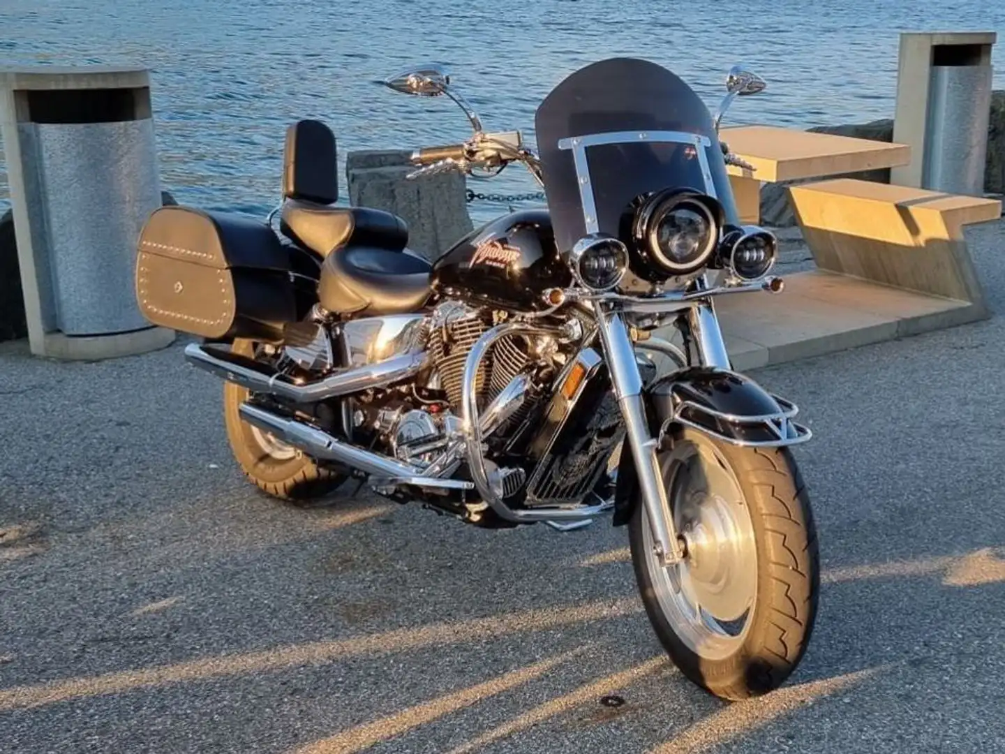 Honda VT 1100 Shadow Sabre - 1